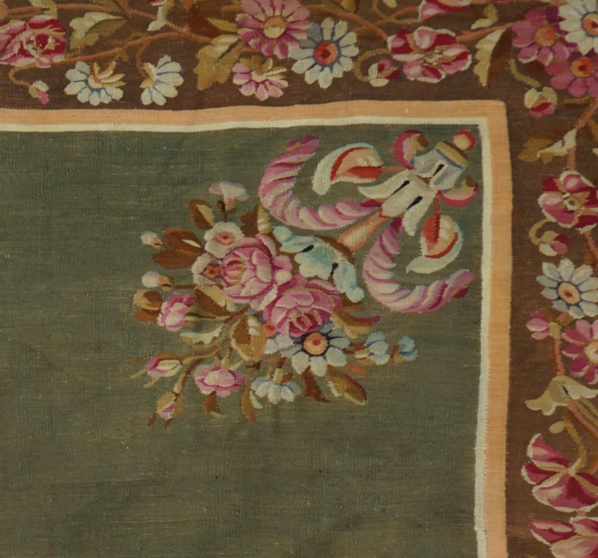 Français Tapis d'Aubusson du 19ème siècle tissé à la main, vert avec fleurs en vente