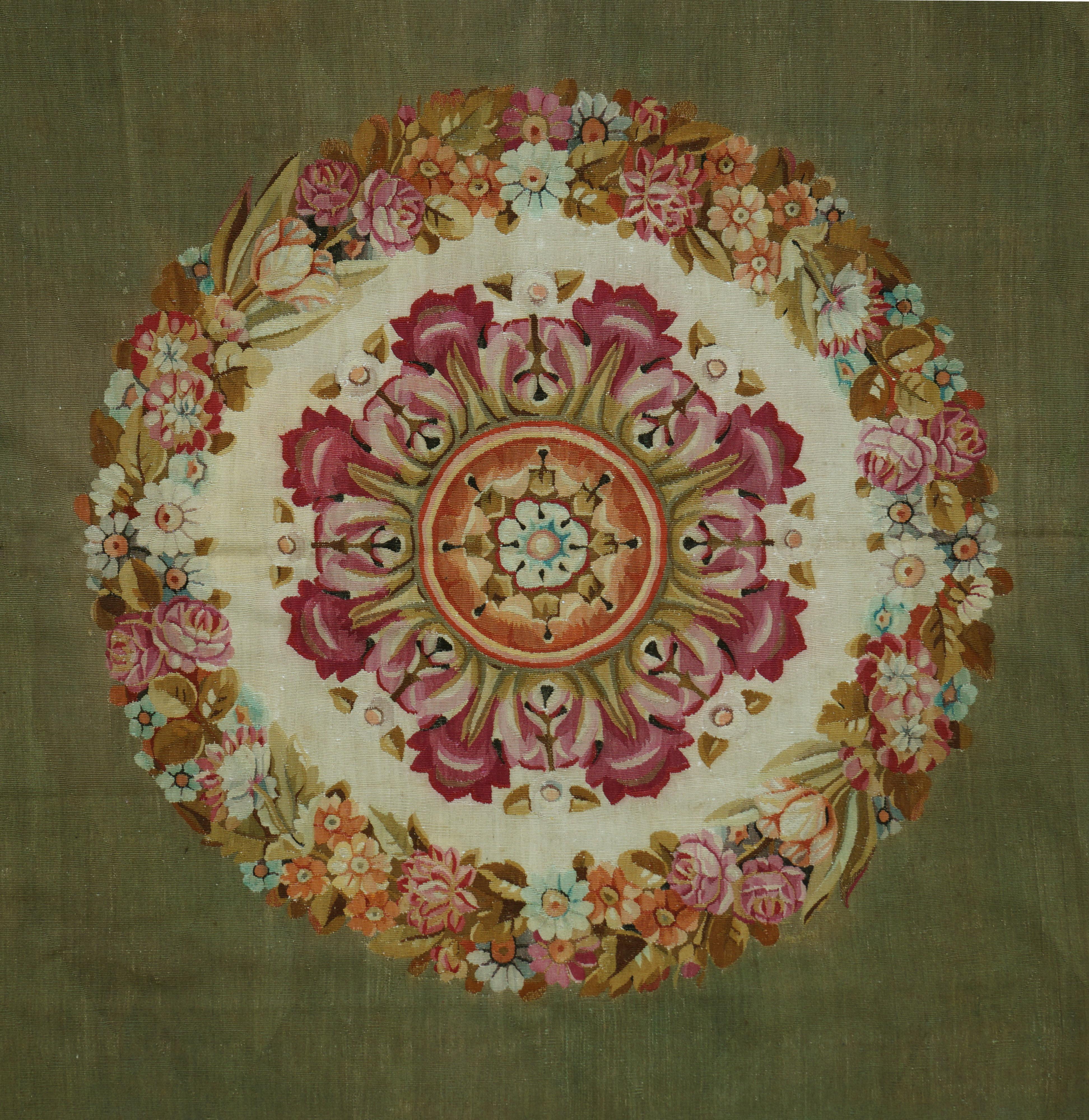 Tissé à la main Tapis d'Aubusson du 19ème siècle tissé à la main, vert avec fleurs en vente