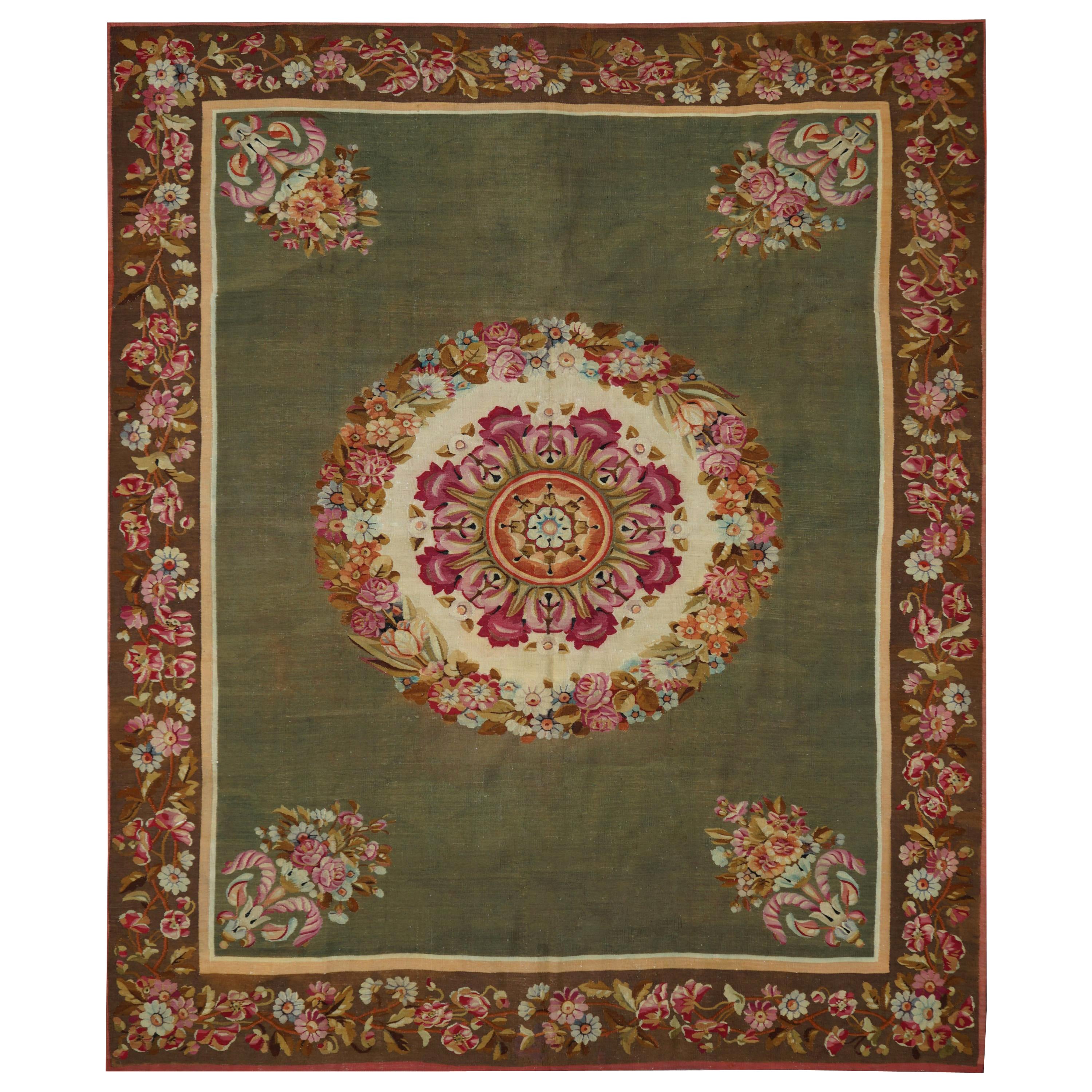 Tapis d'Aubusson du 19ème siècle tissé à la main, vert avec fleurs