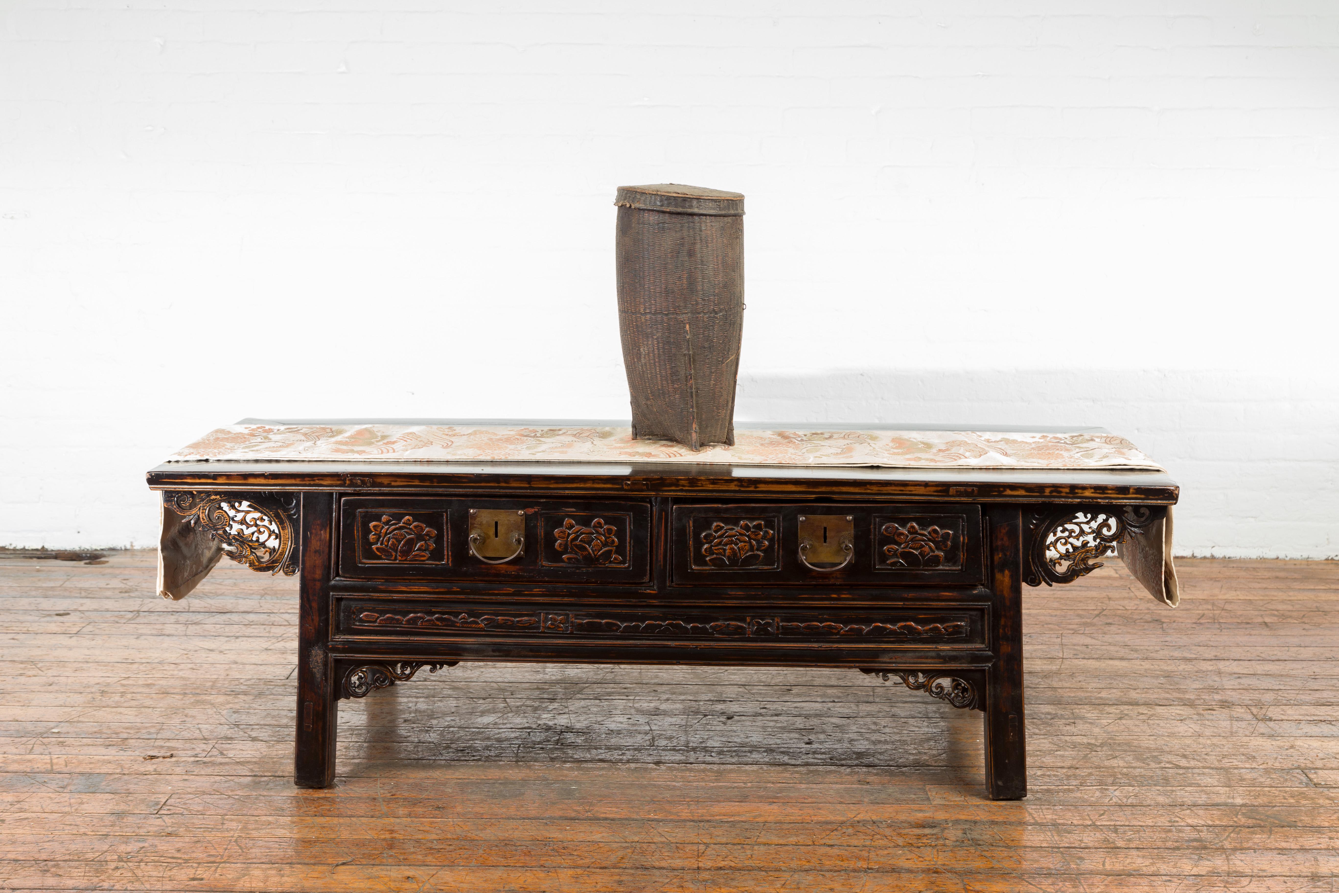 Ein antiker handgeflochtener Rattan-Tragekorb aus den Philippinen aus dem 19. Jahrhundert mit Deckel. Dieser rustikale Tragekorb wurde im 19. Jahrhundert auf den Philippinen hergestellt und zeichnet sich durch eine hohe, spitz zulaufende Form mit