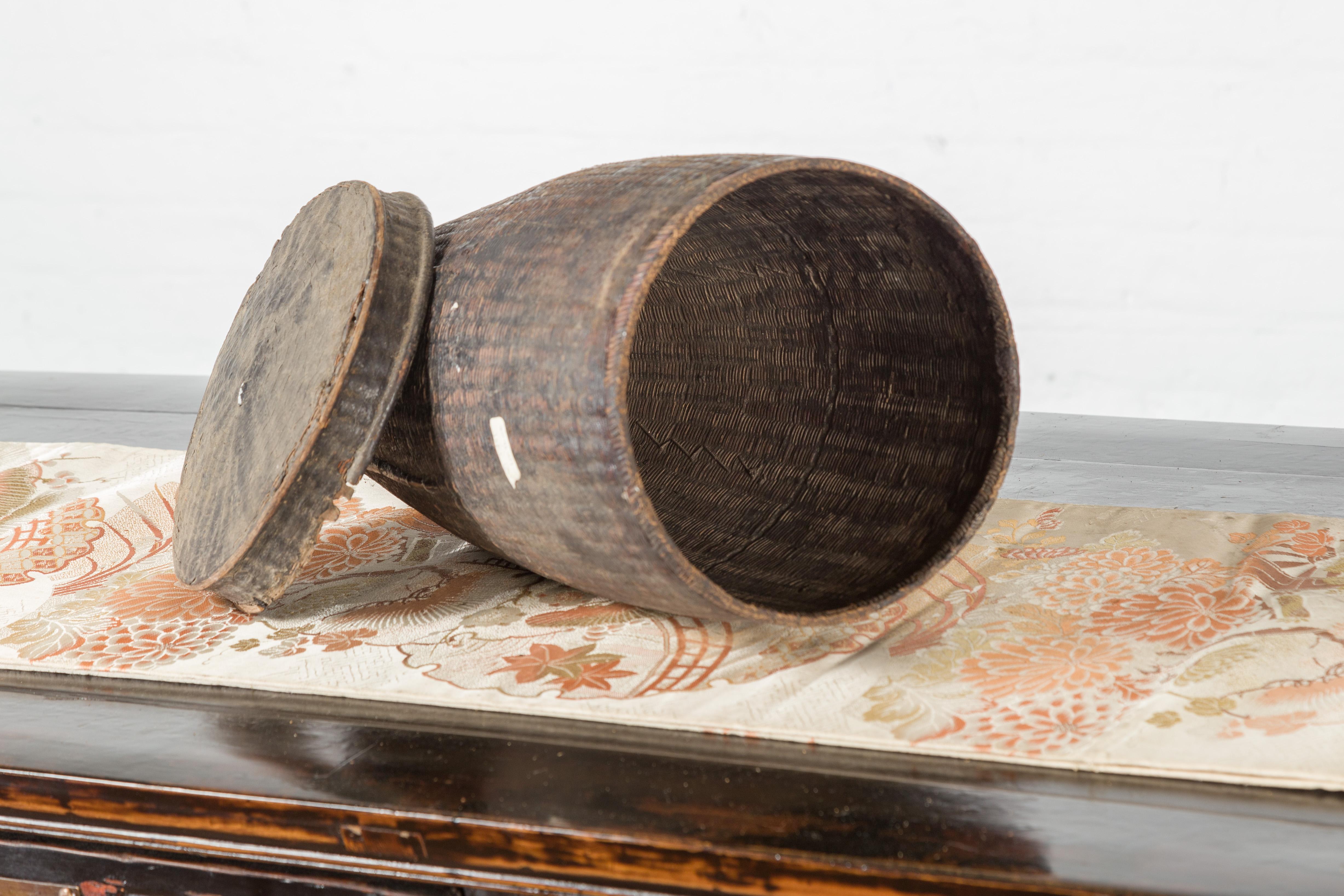 Handgeflochtener Rattan-Tragekorb aus den Philippinen mit Deckel aus dem 19. (19. Jahrhundert) im Angebot