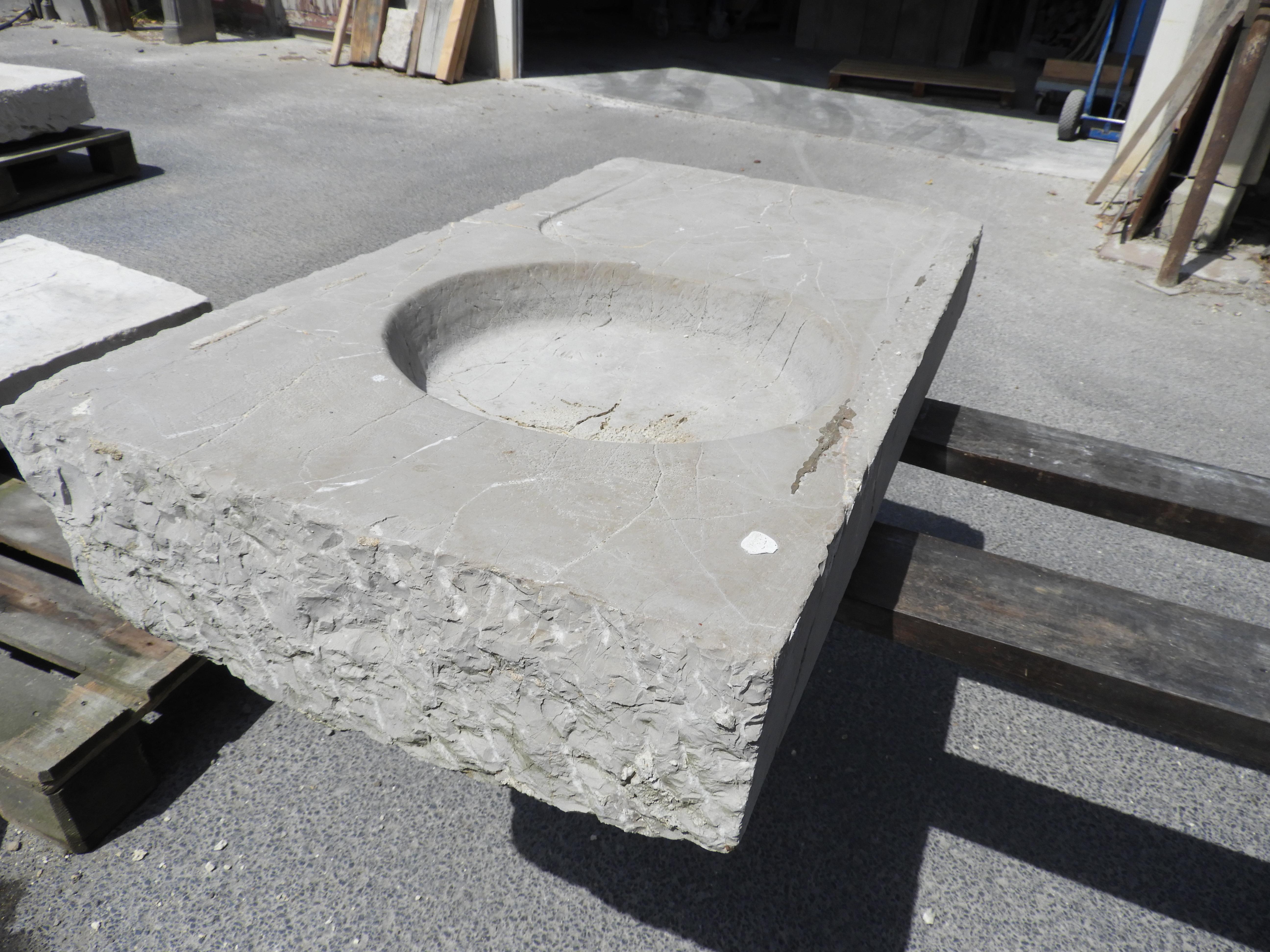 19th Century Hard French Limestone Sink In Fair Condition For Sale In Zedelgem, BE
