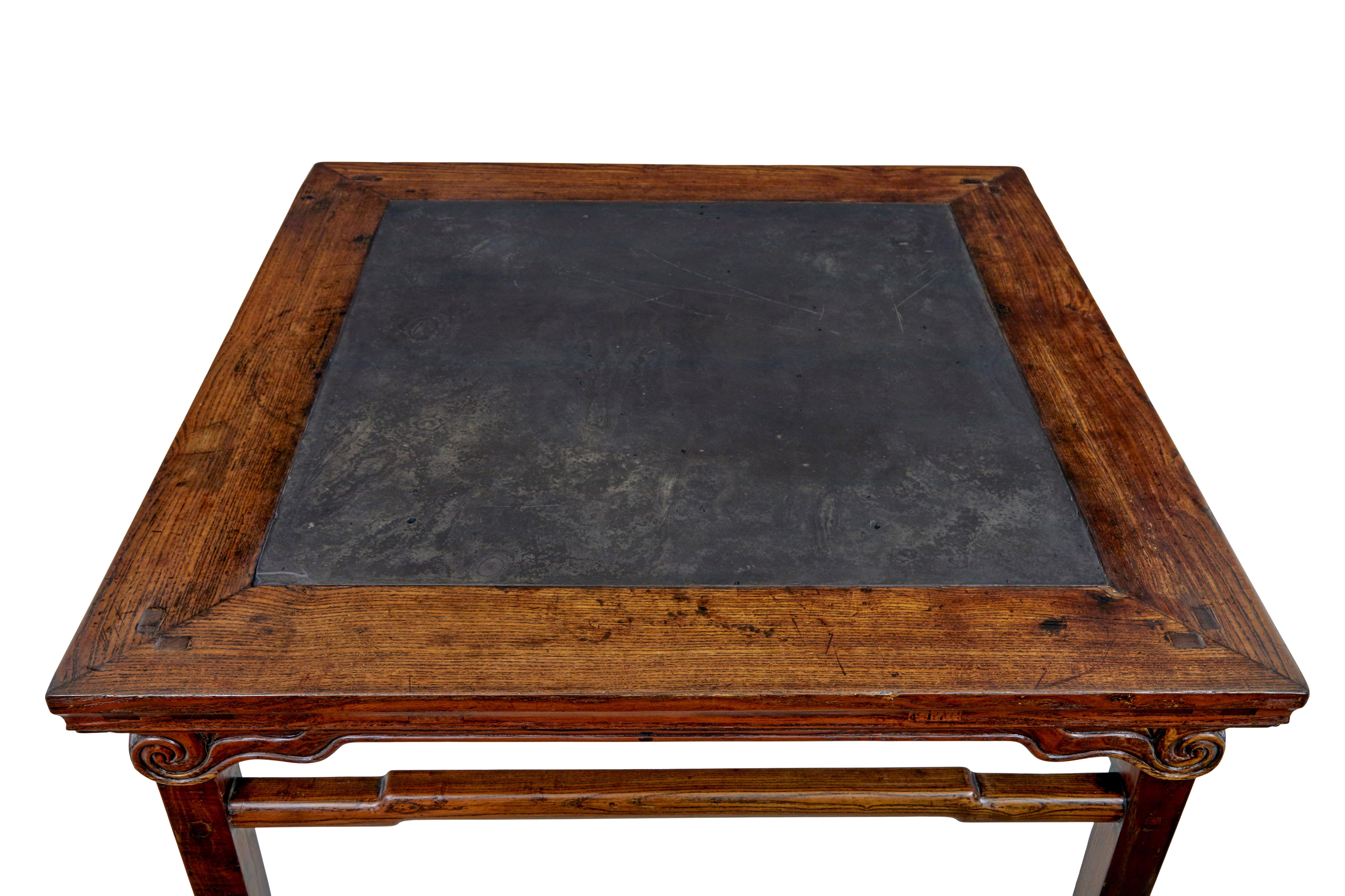 Gran mesa china del siglo XIX de madera dura con inserciones de mármol, circa 1880.

Mesa china de madera dura de buena calidad con un panel de mármol gris oscuro incrustado en el tablero.  El mármol tiene una gran pátina y un acabado natural en la