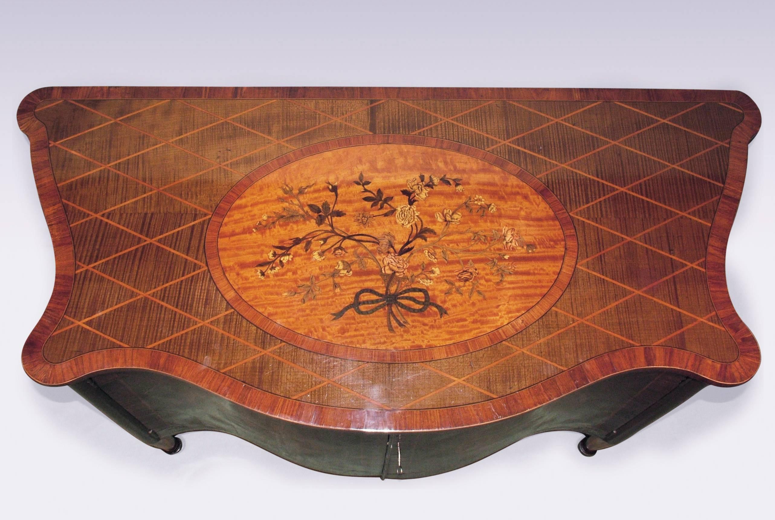 Chippendale Armadietto a due ante in legno di Harewood del XIX secolo in vendita