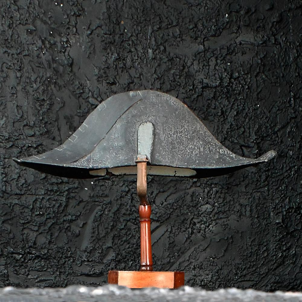 Début du 20ème siècle Enseigne en métal des fabricants de chapeaux du 19e siècle en vente