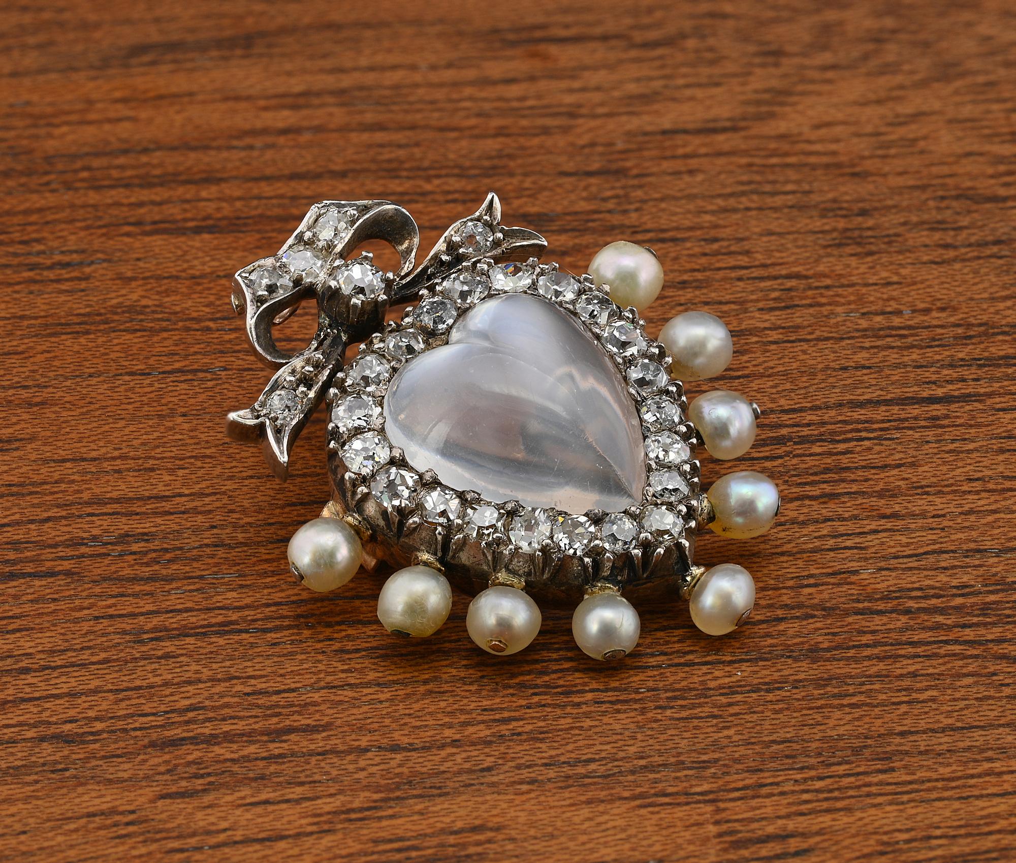Vioctorianischer Herz geschnitzter Mondstein 1,40 Karat Diamant-Perlen-Anhänger  Brosche Kette im Angebot 1