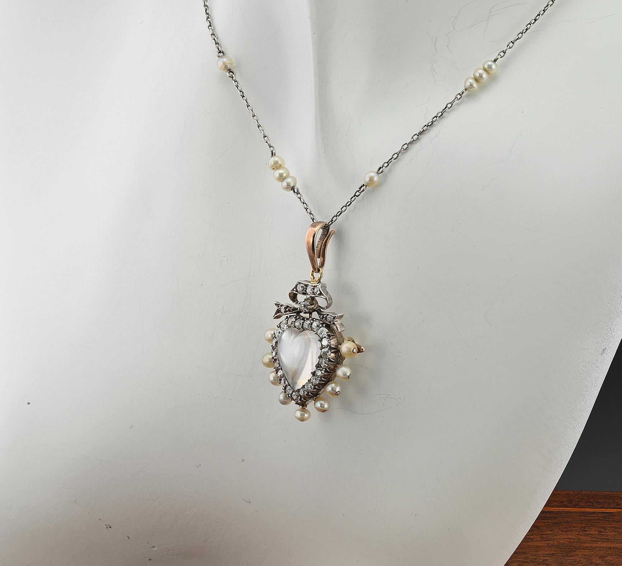 Vioctorianischer Herz geschnitzter Mondstein 1,40 Karat Diamant-Perlen-Anhänger  Brosche Kette im Angebot 3