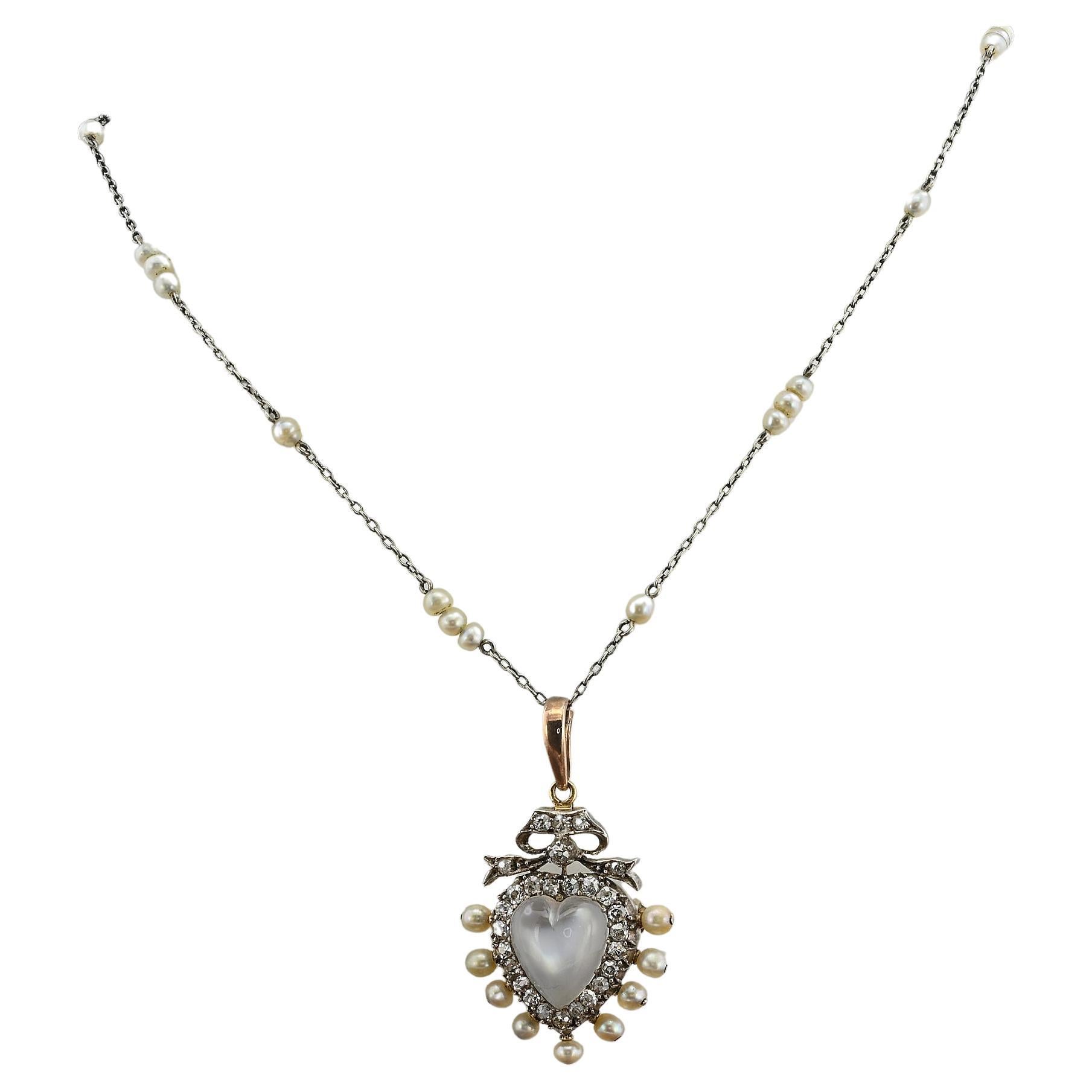 Vioctorianischer Herz geschnitzter Mondstein 1,40 Karat Diamant-Perlen-Anhänger  Brosche Kette im Angebot