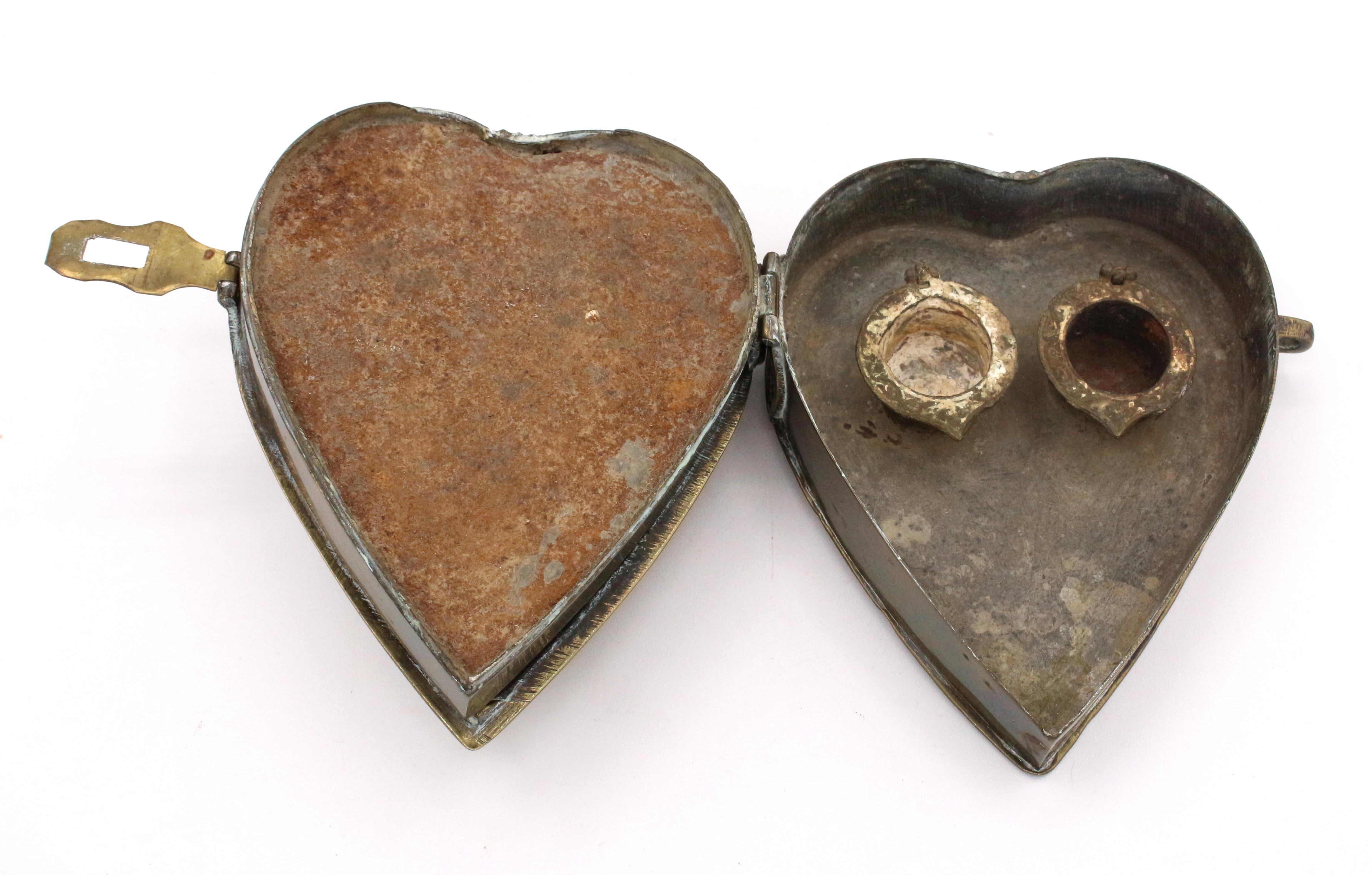 19th Century Heart Shaped Southeast Asian Bronze Betel Nut Box For Sale