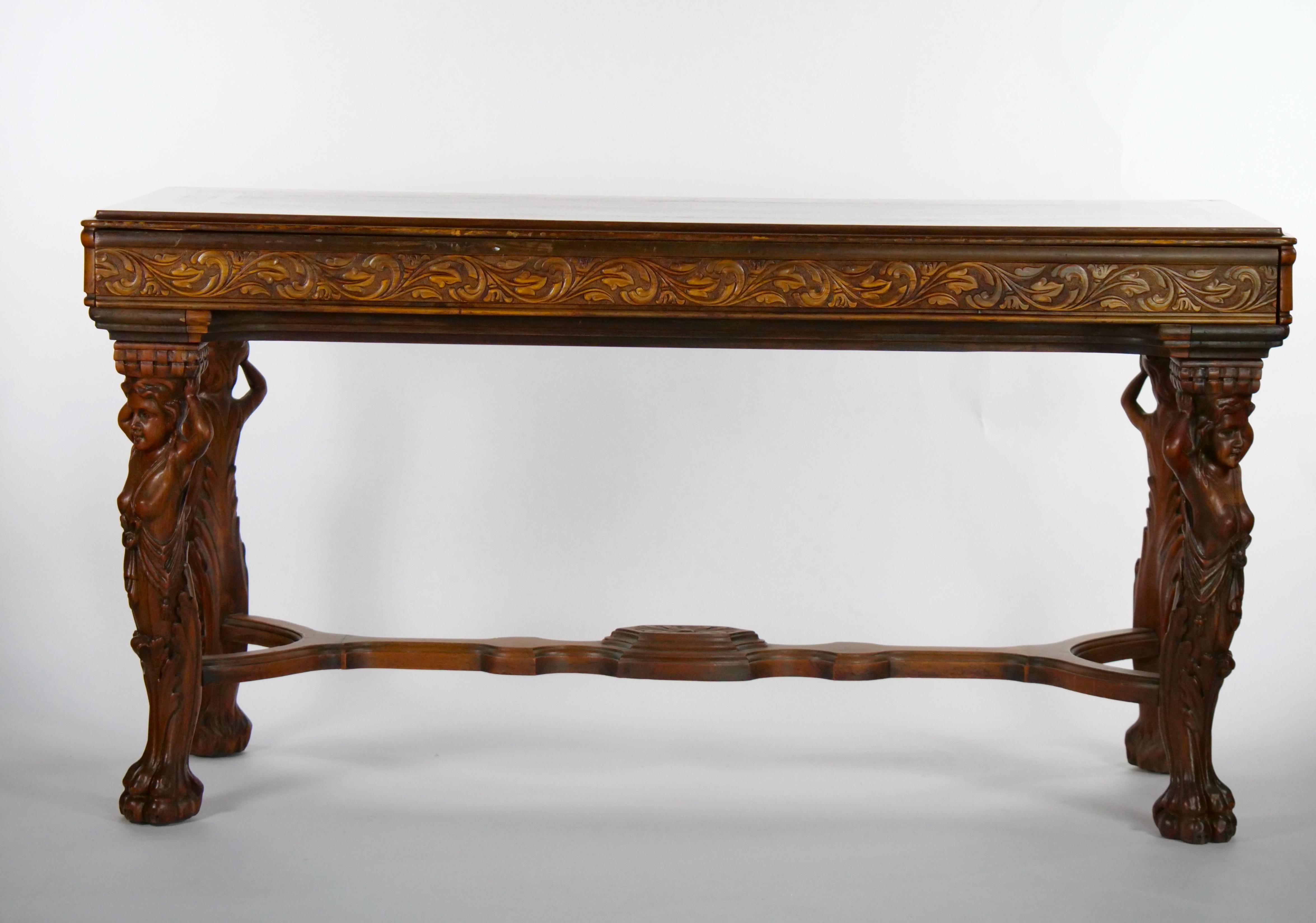Acajou de belle facture  Console / table de centre de style Chippendale du 19ème siècle en noyer sculpté à la main et incrusté.  La table est dotée de pieds cabriole à trous, lourdement sculptés à la main, et de pieds en patte d'oie. Il est d'une