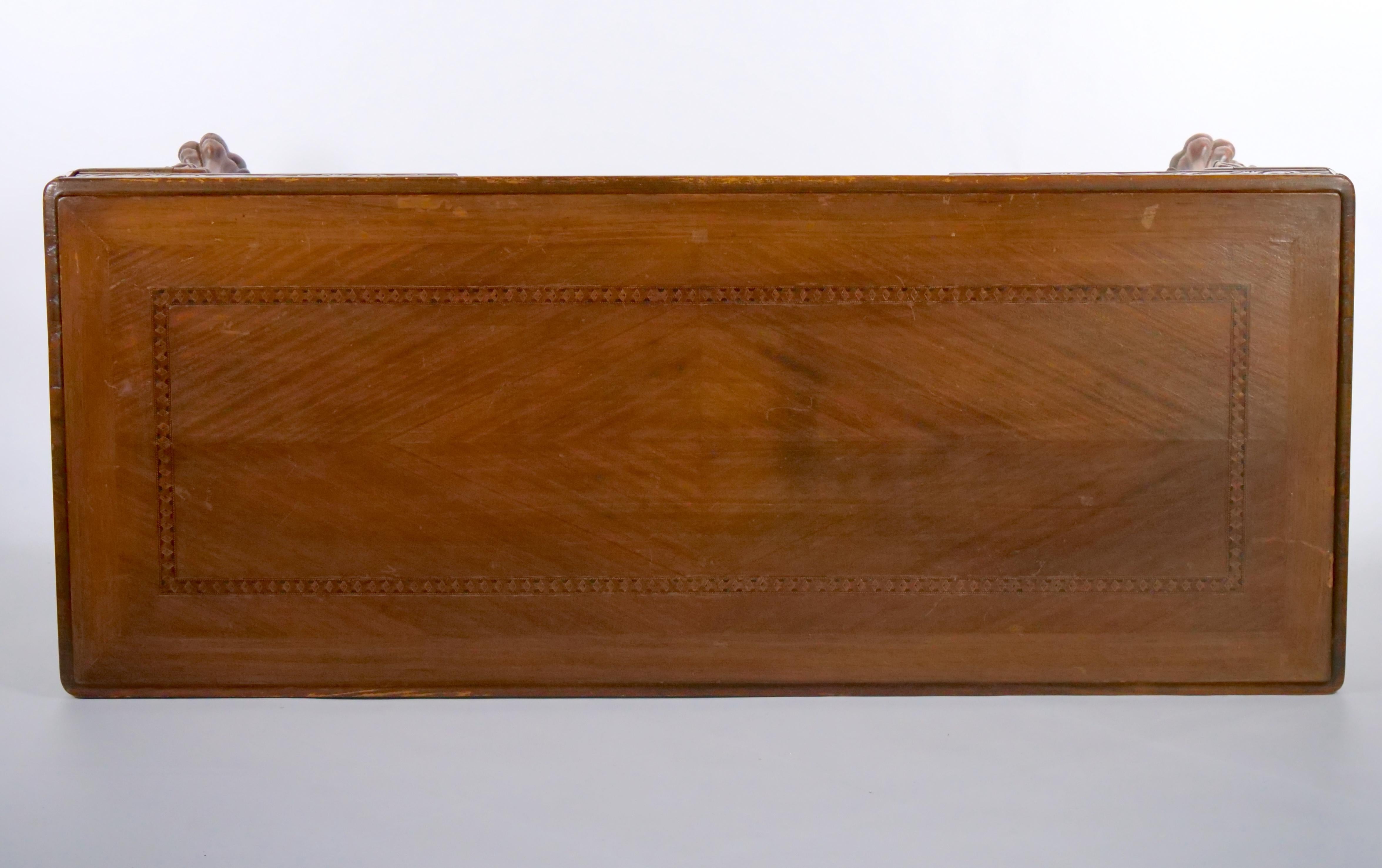 italien Console / Table centrale du 19e siècle à plateau en marqueterie lourdement sculptée à la main en vente