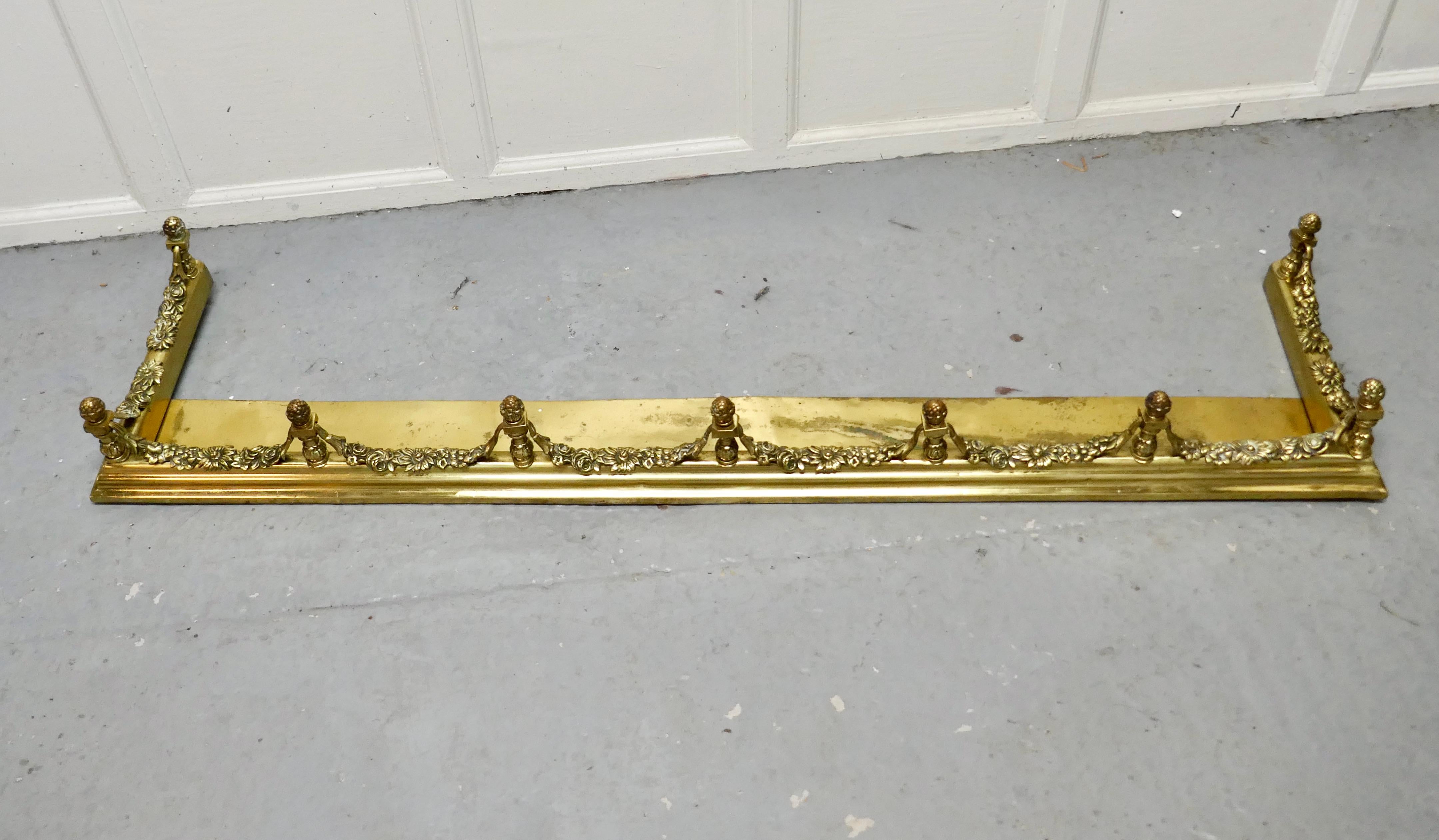 Belle Époque 19th Century Heavy Brass Fender with Brass Garlands  This is superb quality   For Sale