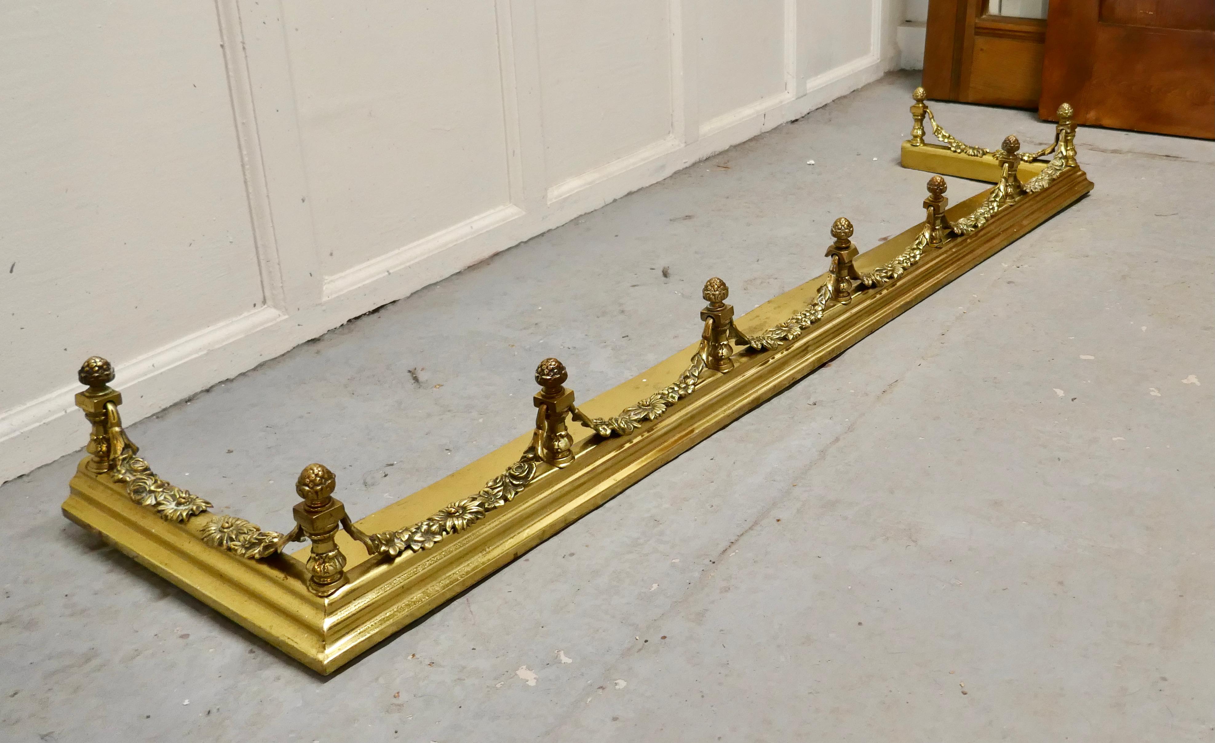 19th Century Heavy Brass Fender with Brass Garlands  This is superb quality   In Good Condition For Sale In Chillerton, Isle of Wight