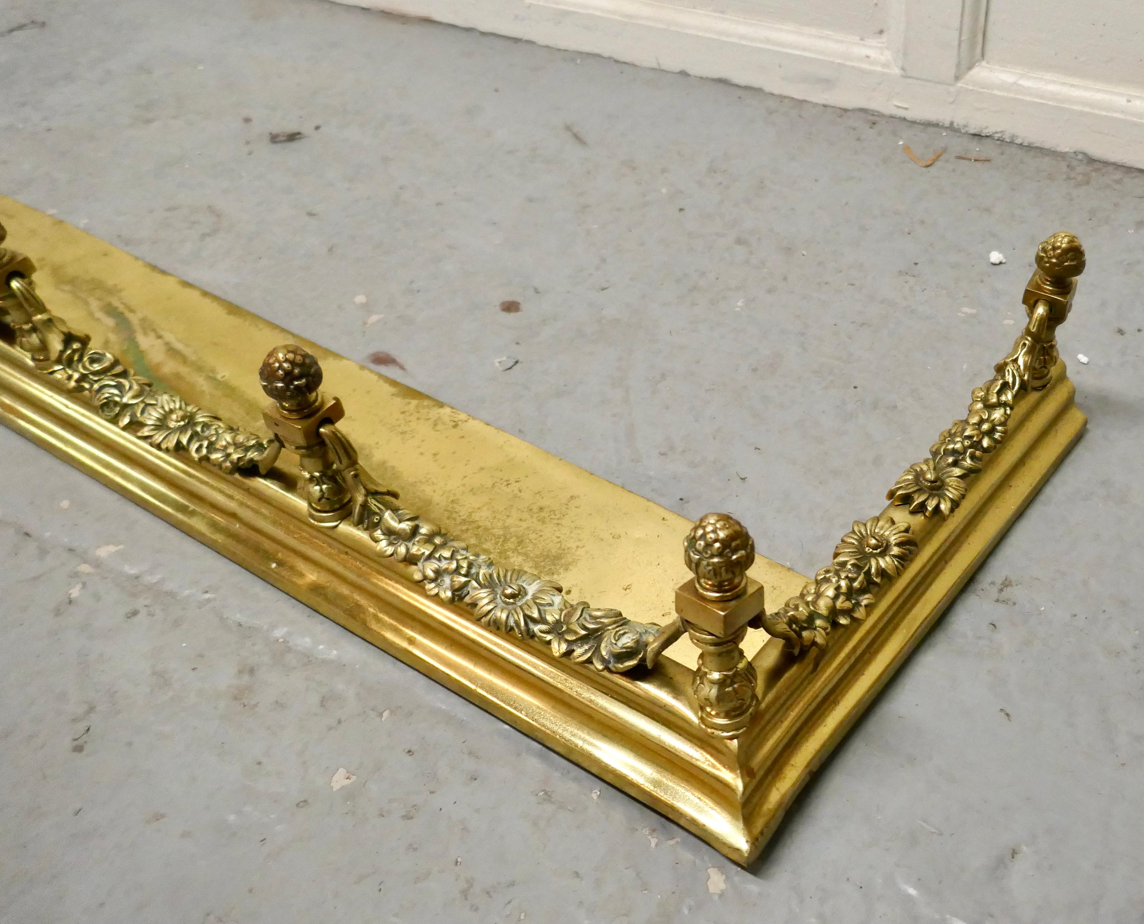 19th Century Heavy Brass Fender with Brass Garlands  This is superb quality   For Sale 1