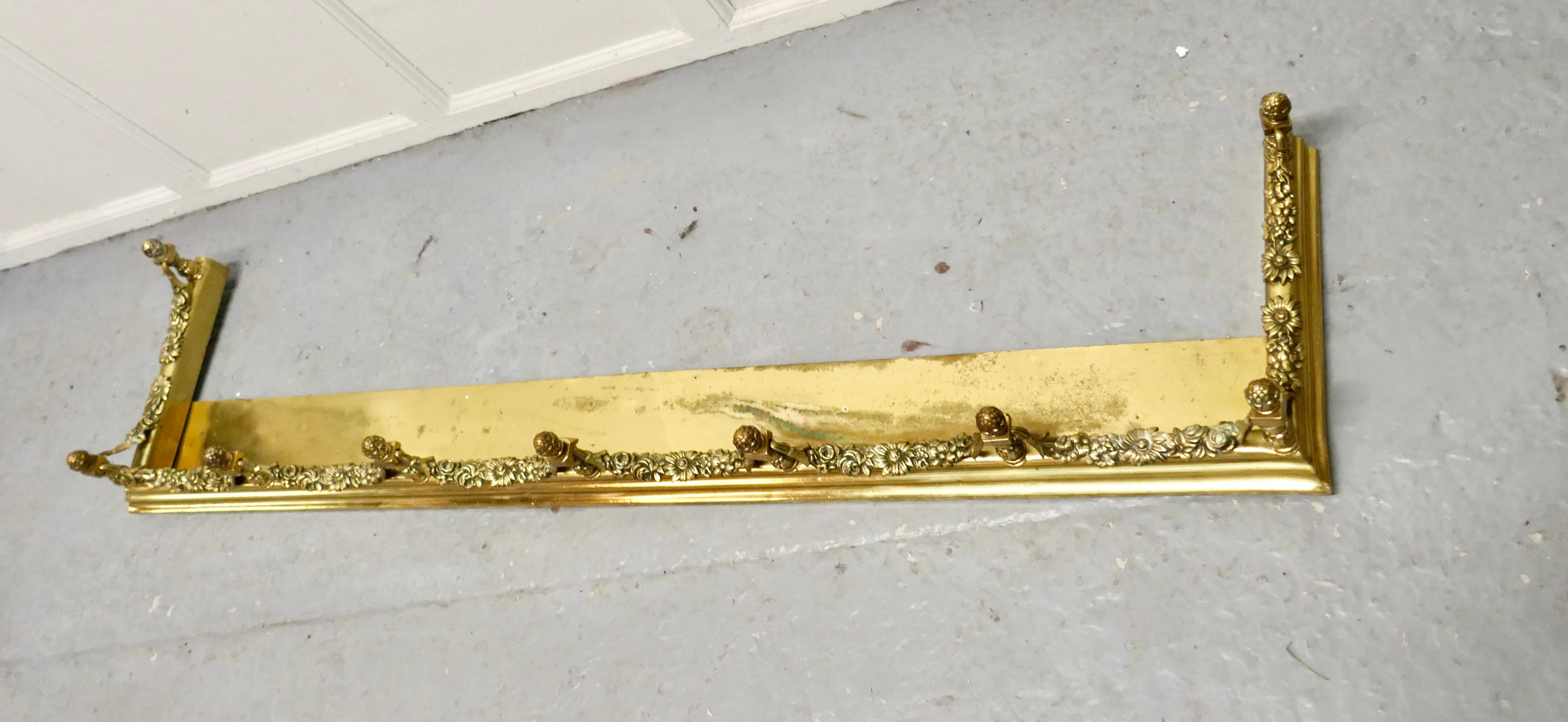 19th Century Heavy Brass Fender with Brass Garlands  This is superb quality   For Sale 2