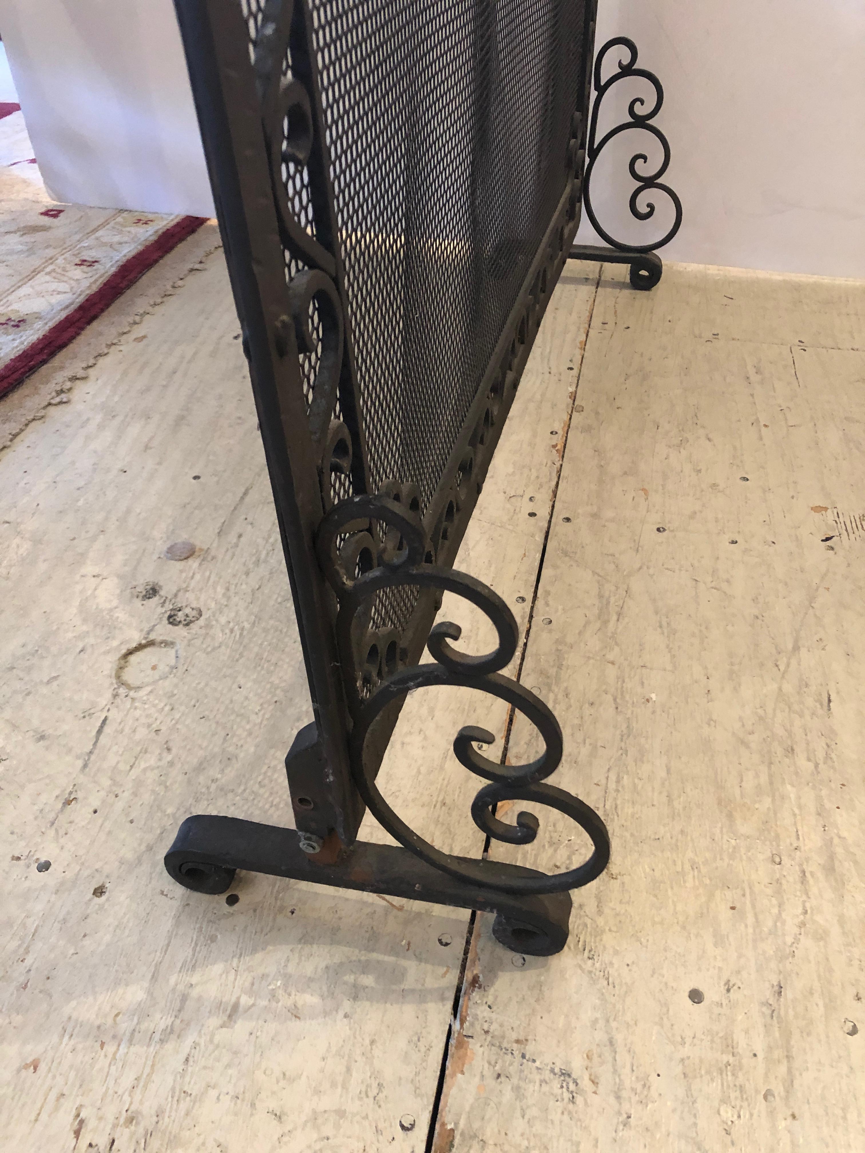19th Century Heavy Freestanding Handwrought Iron and Honeycomb Fireplace Screen For Sale 1