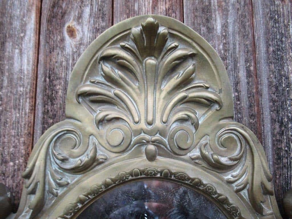 Specchio pesante in ottone dorato del XIX secolo con candelabro a cinque rami in vendita 1
