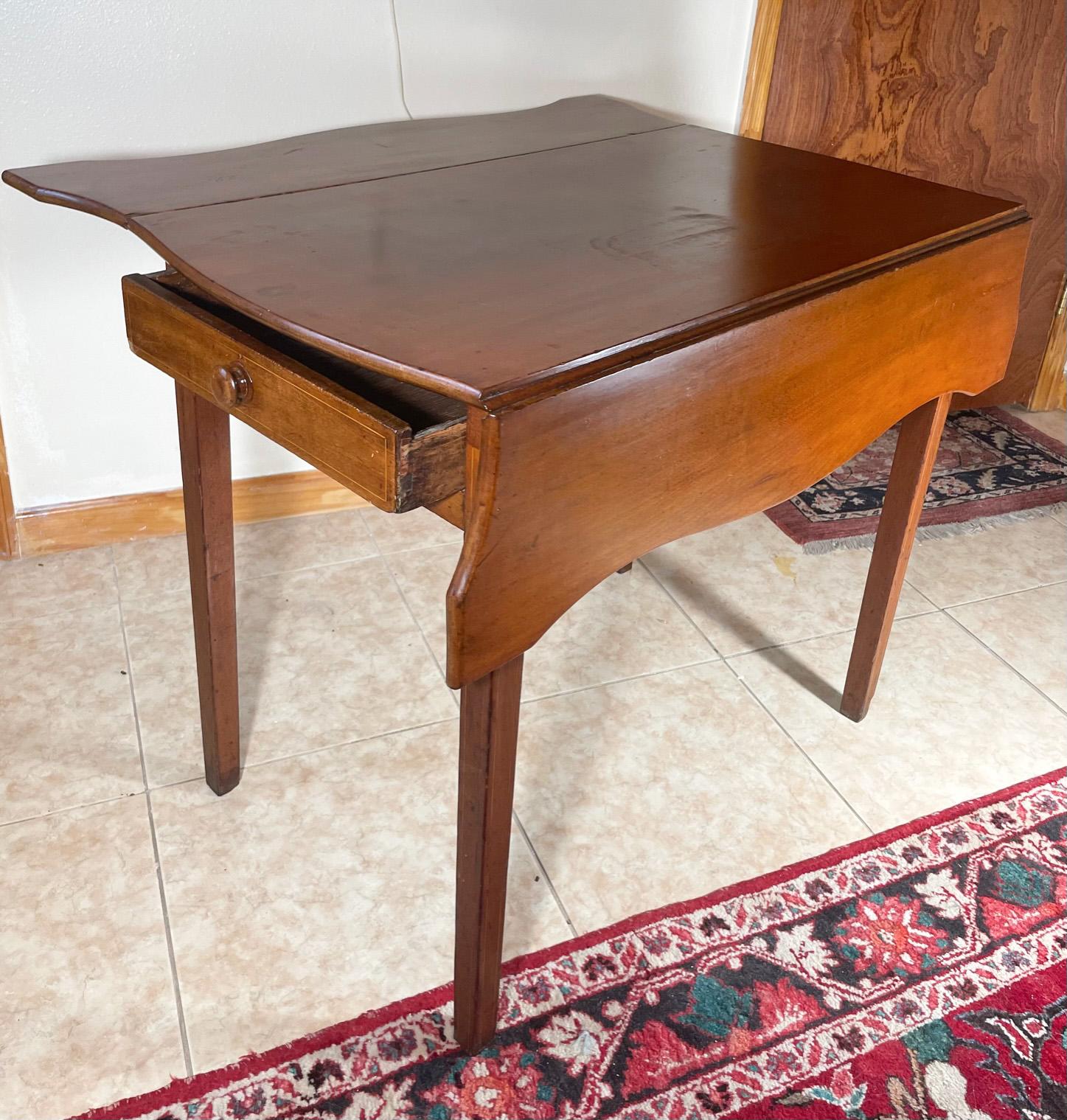 English 19th Century Hepplewhite Drop-leaf Pembroke Side Table. For Sale