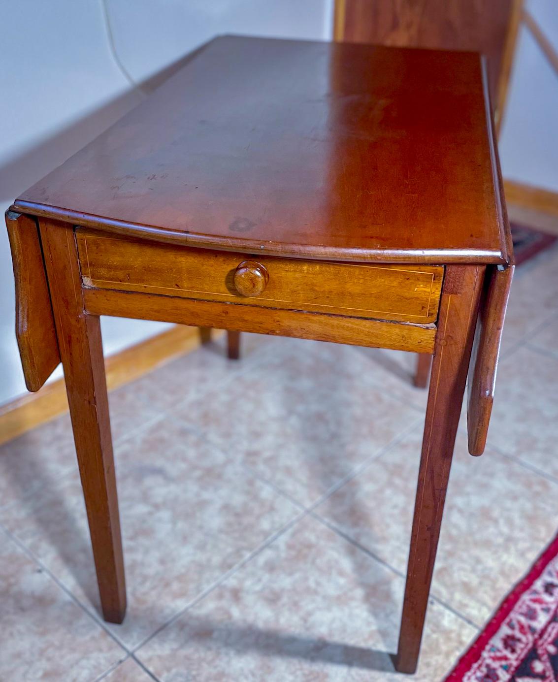 Woodwork 19th Century Hepplewhite Drop-leaf Pembroke Side Table.