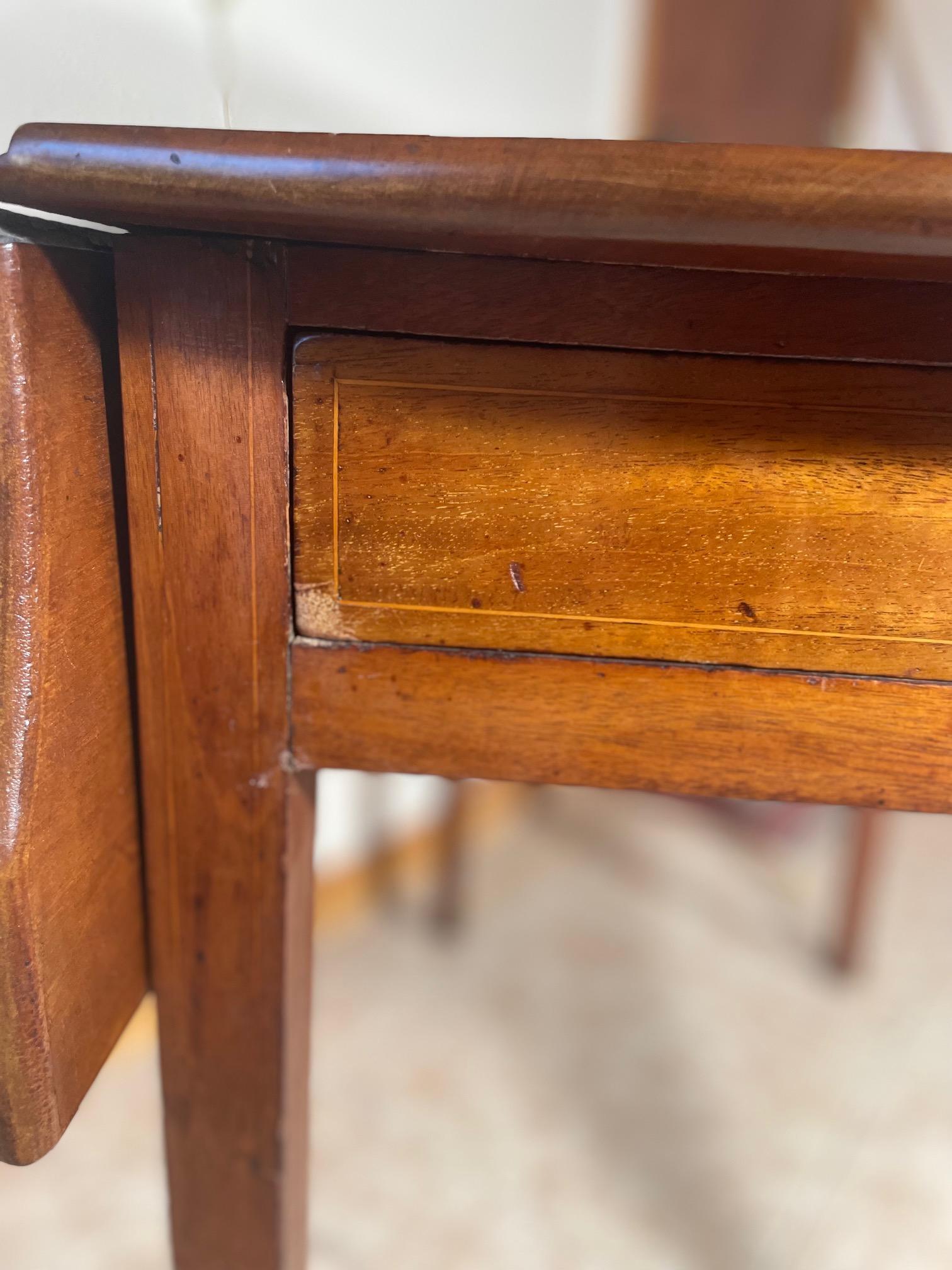 19th Century Hepplewhite Drop-leaf Pembroke Side Table. In Good Condition In Vero Beach, FL