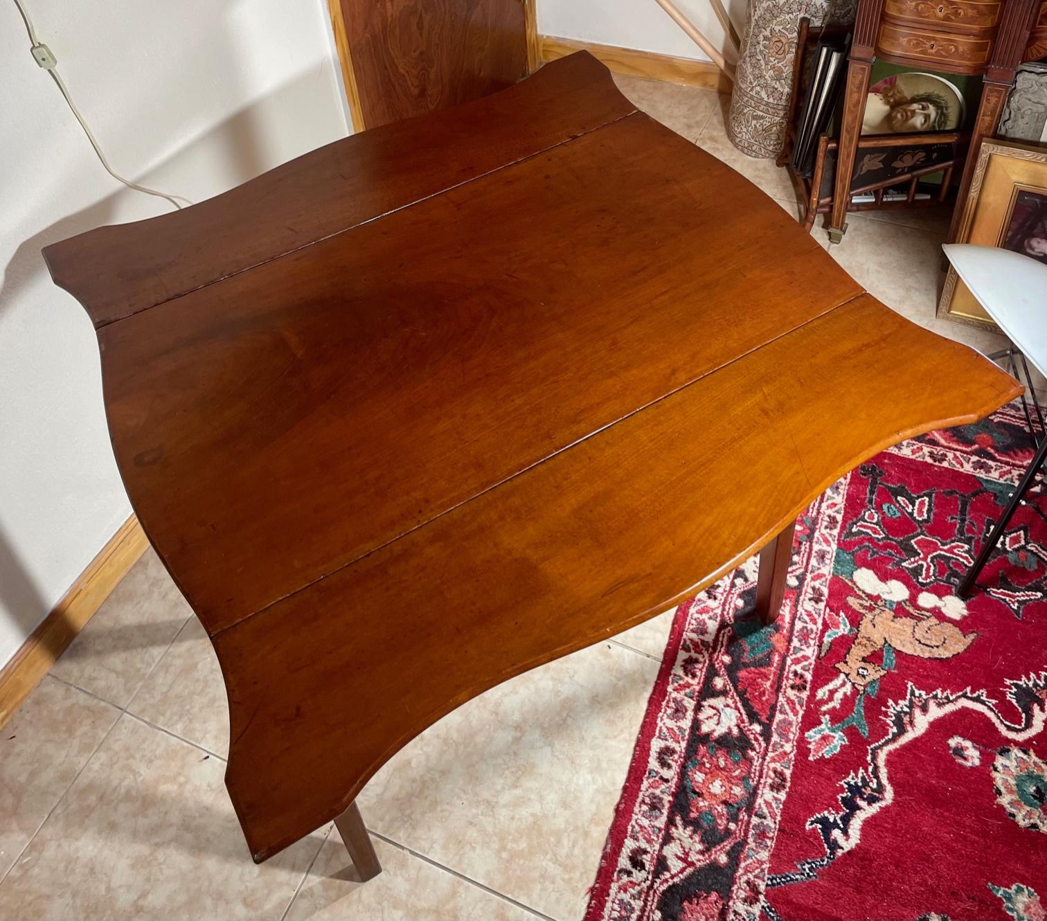 Mahogany 19th Century Hepplewhite Drop-leaf Pembroke Side Table.