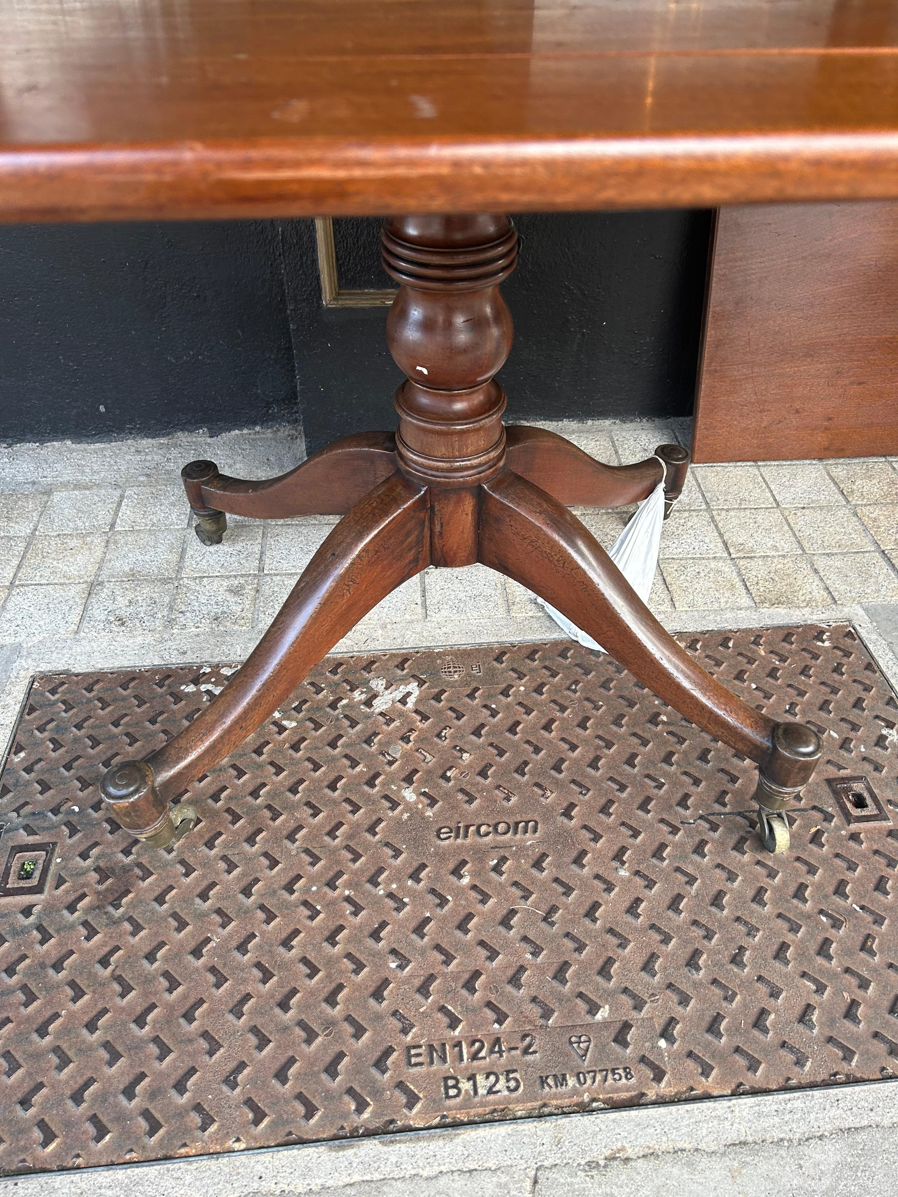 19th Century Hepplewhite Georgian Mahogany Two Pod Dining Table In Excellent Condition For Sale In Dublin 8, IE