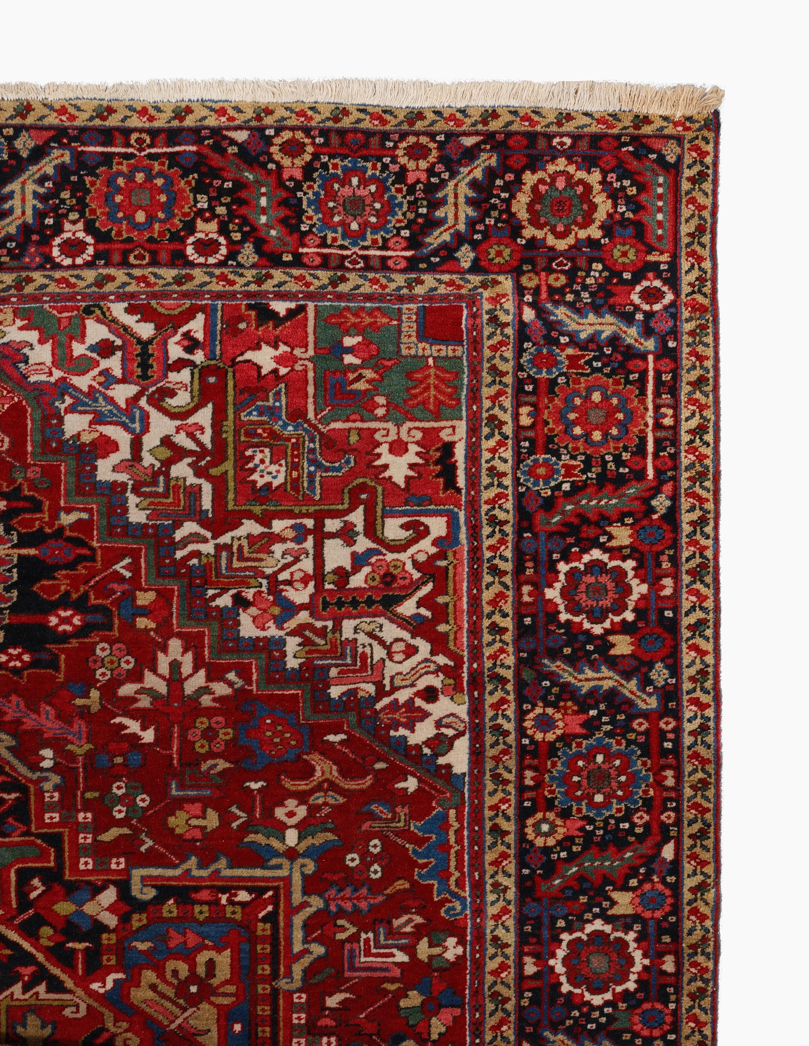 Hand-Knotted Antique Heriz Rug - 19th Century Heriz Rug in Good Condition For Sale