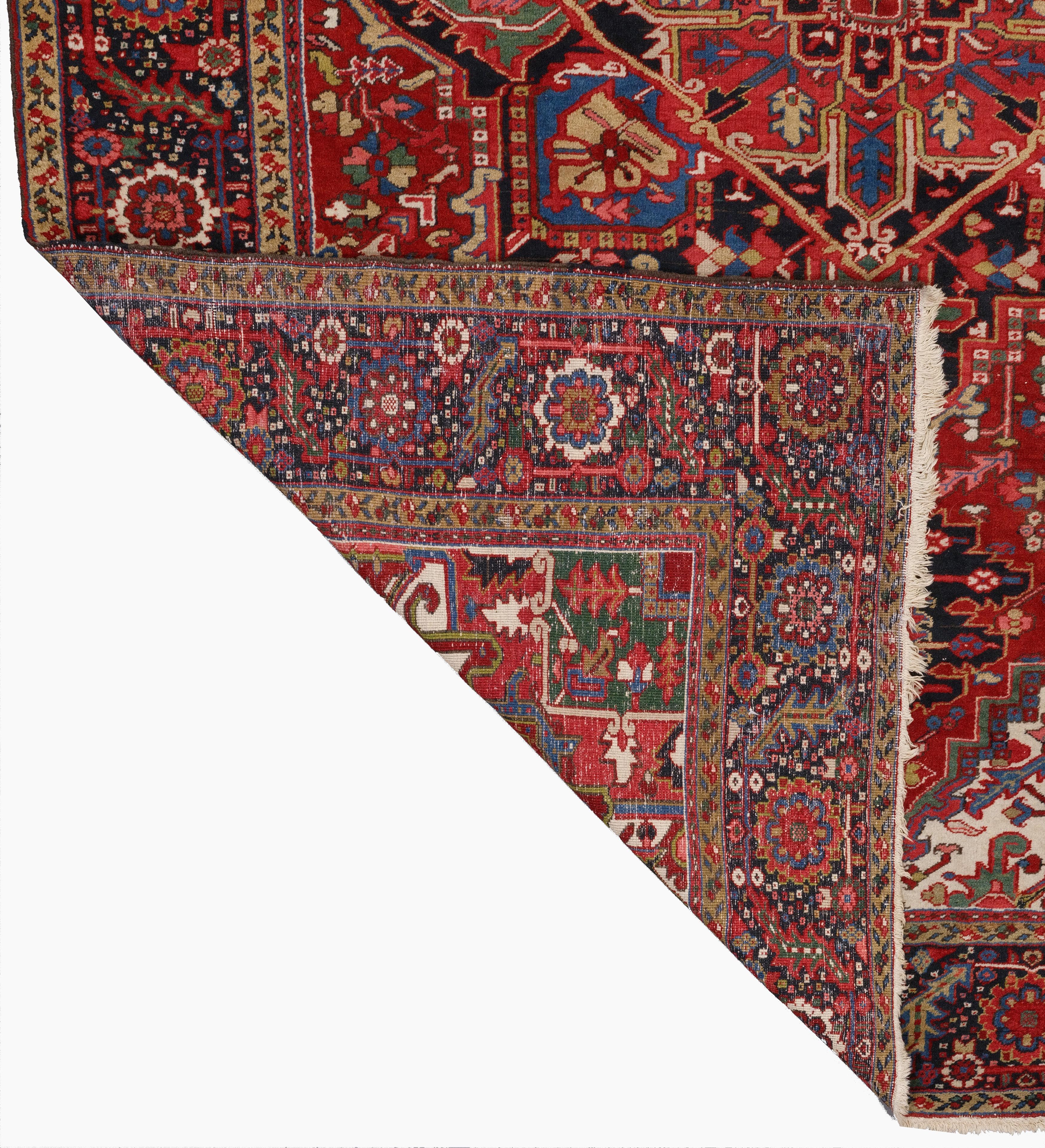 Antique Heriz Rug - 19th Century Heriz Rug in Good Condition In Excellent Condition For Sale In Sultanahmet, 34