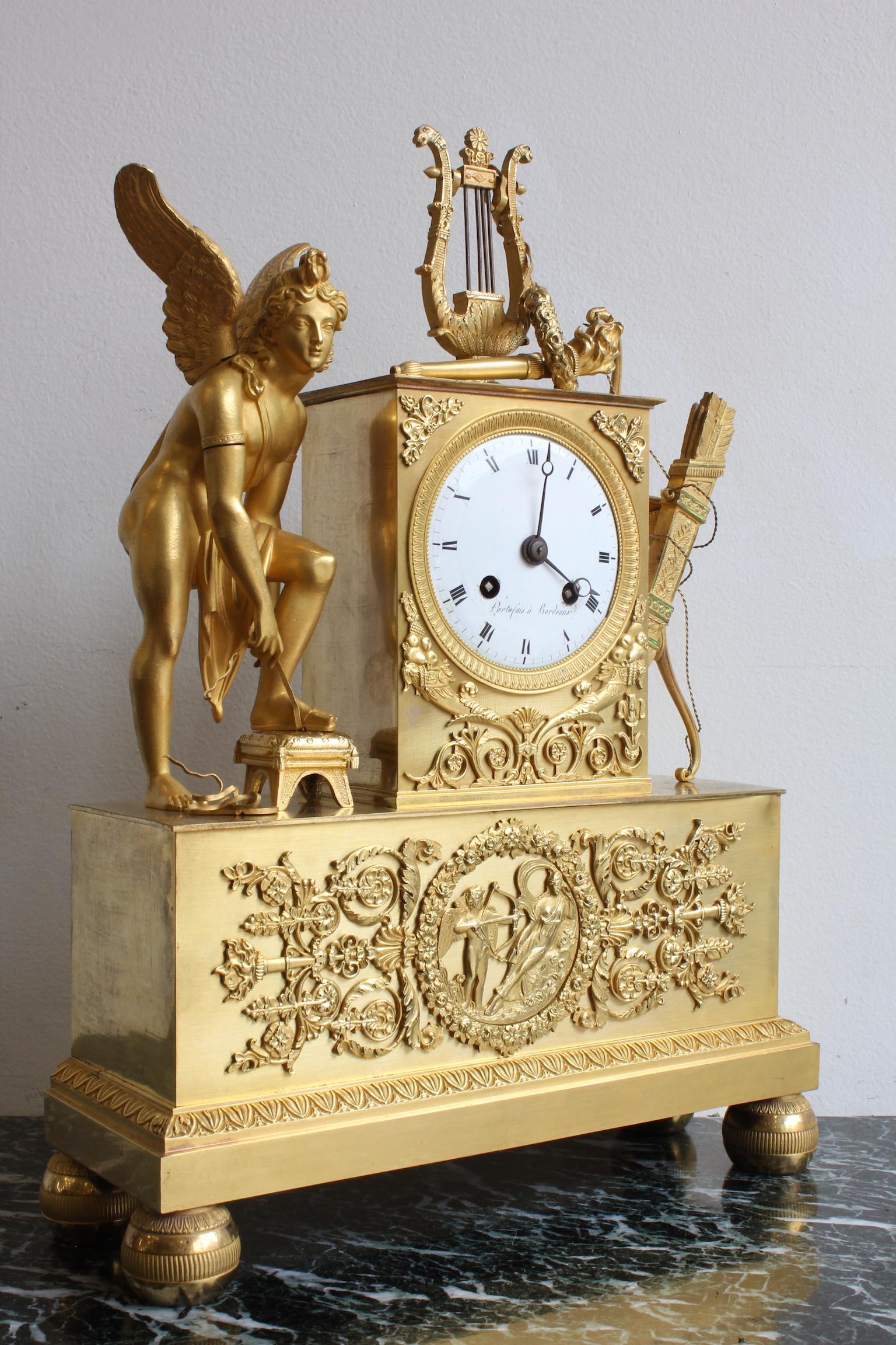19th century Hermes clock with quiver and bow, in good condition.
Movement in working order.
Dimensions: Width 25.5cm, height 36cm, depth 9cm.