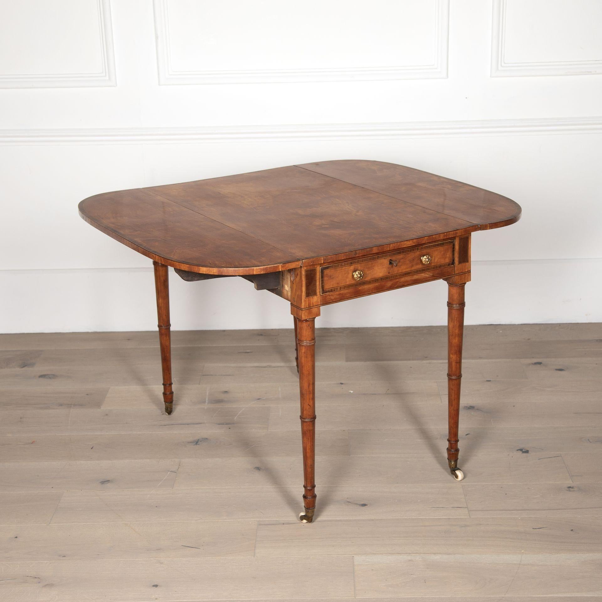 Hochwertiger Pembroke-Tisch aus Satinholz des 19. (Vergoldet) im Angebot