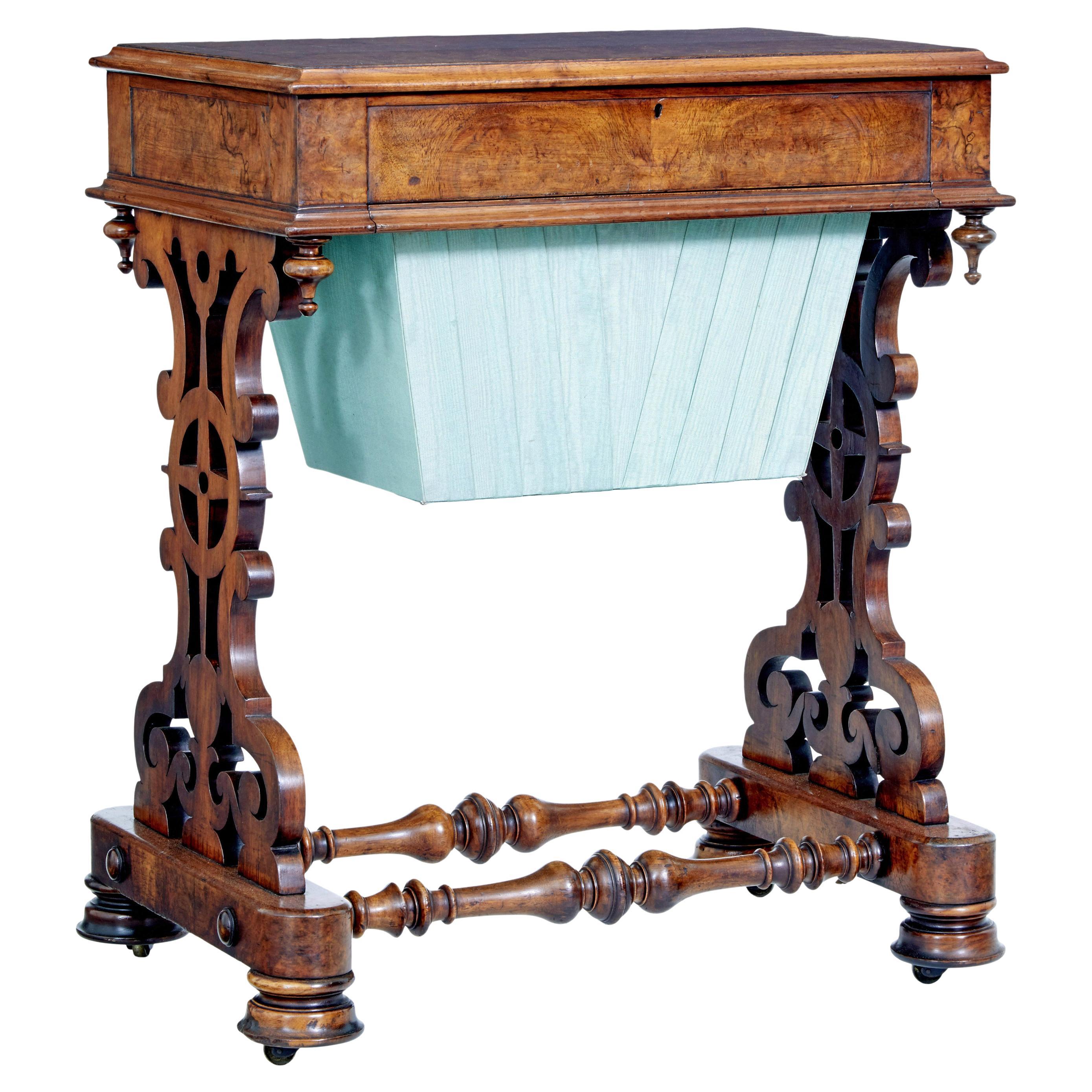 Table d'appoint du 19e siècle en ronce de noyer de style victorien