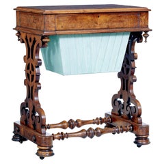 Table d'appoint du 19e siècle en ronce de noyer de style victorien
