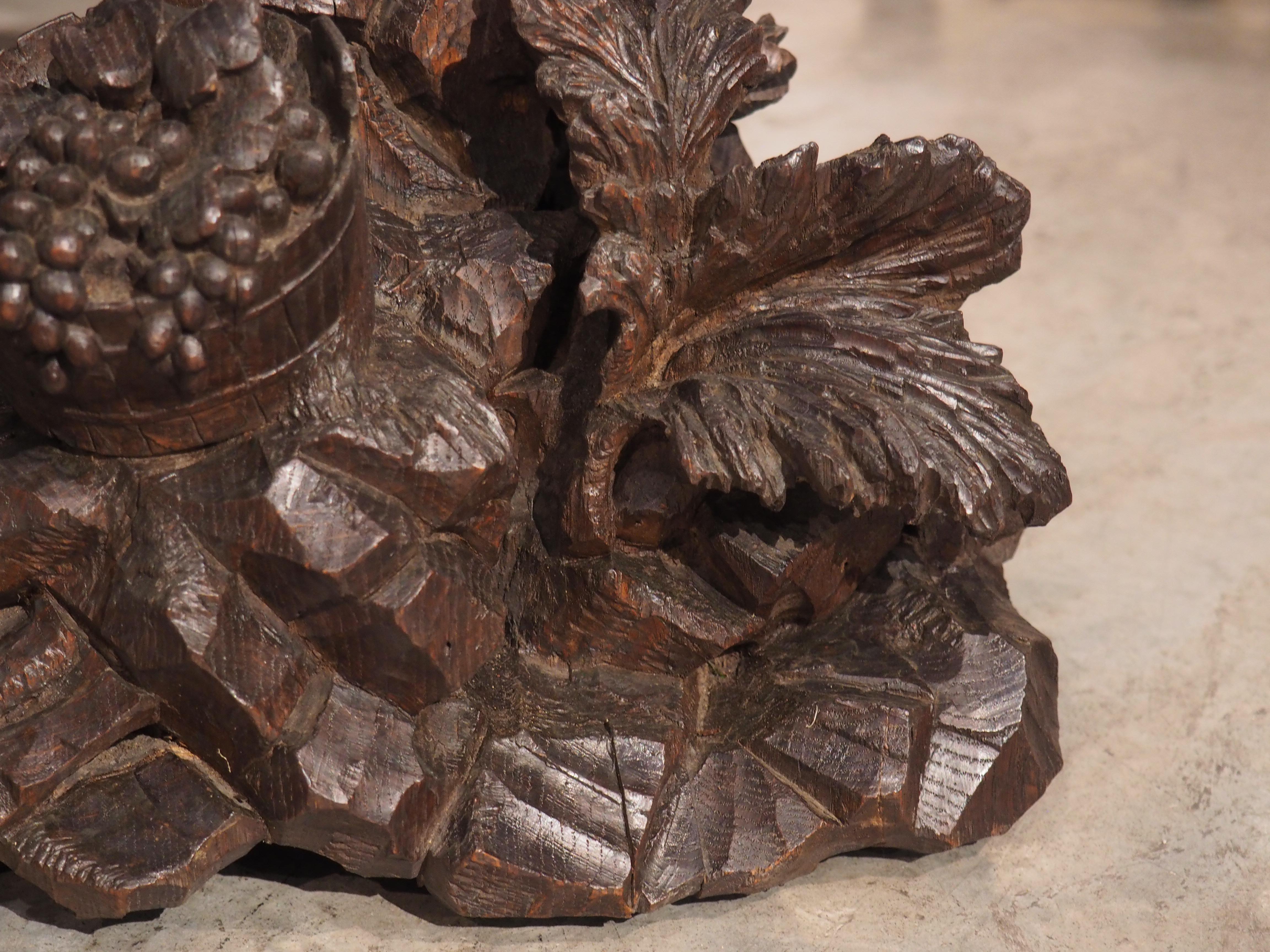 Scultura in legno di Oak francese del XIX secolo, altamente intagliata, raffigurante un uomo che raccoglie l'uva da vino in vendita 3