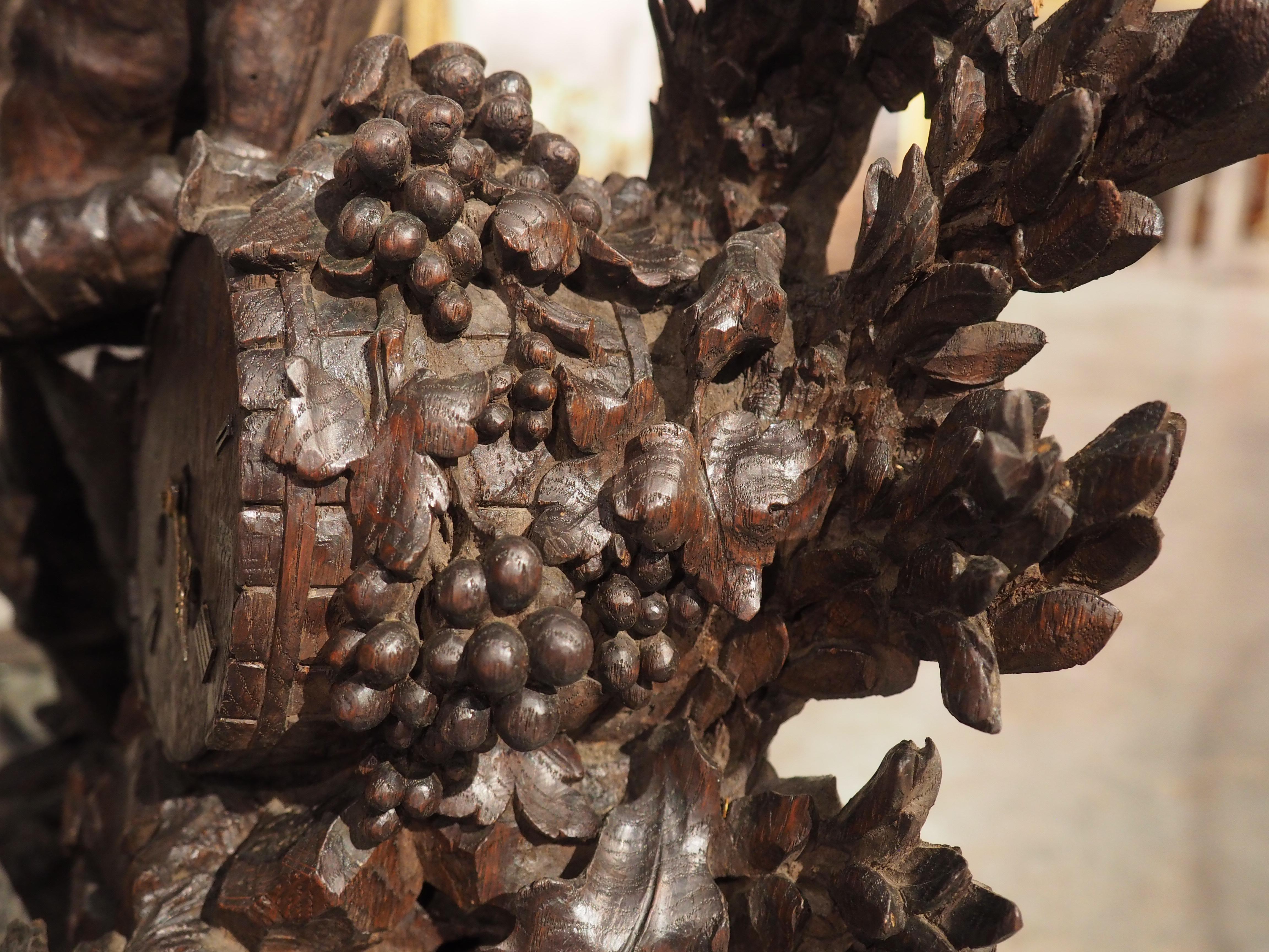 Sculpté à la main Sculpture française du 19ème siècle en chêne hautement sculptée représentant un homme récoltant des raisins de vin en vente