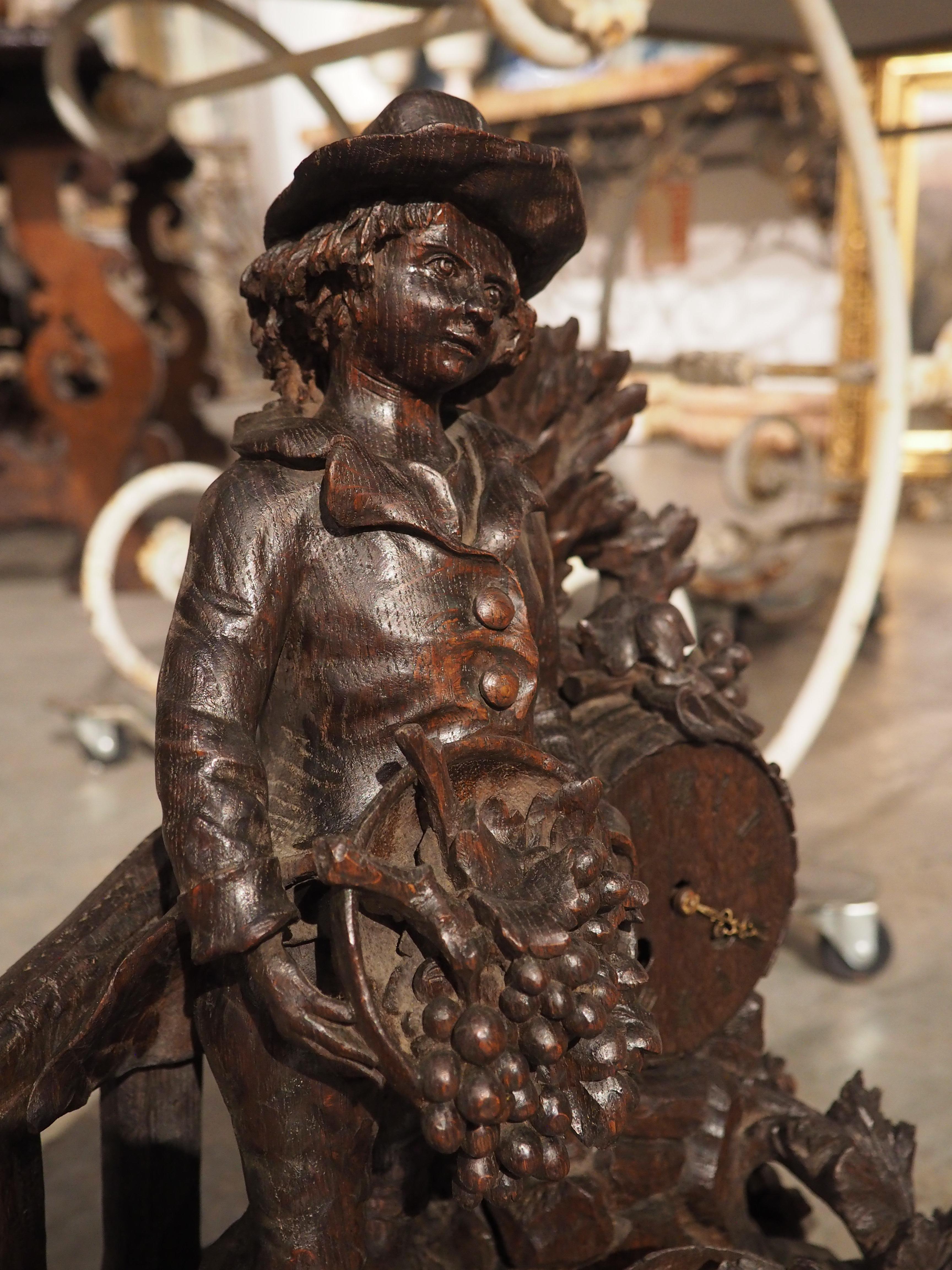 Scultura in legno di Oak francese del XIX secolo, altamente intagliata, raffigurante un uomo che raccoglie l'uva da vino in vendita 1