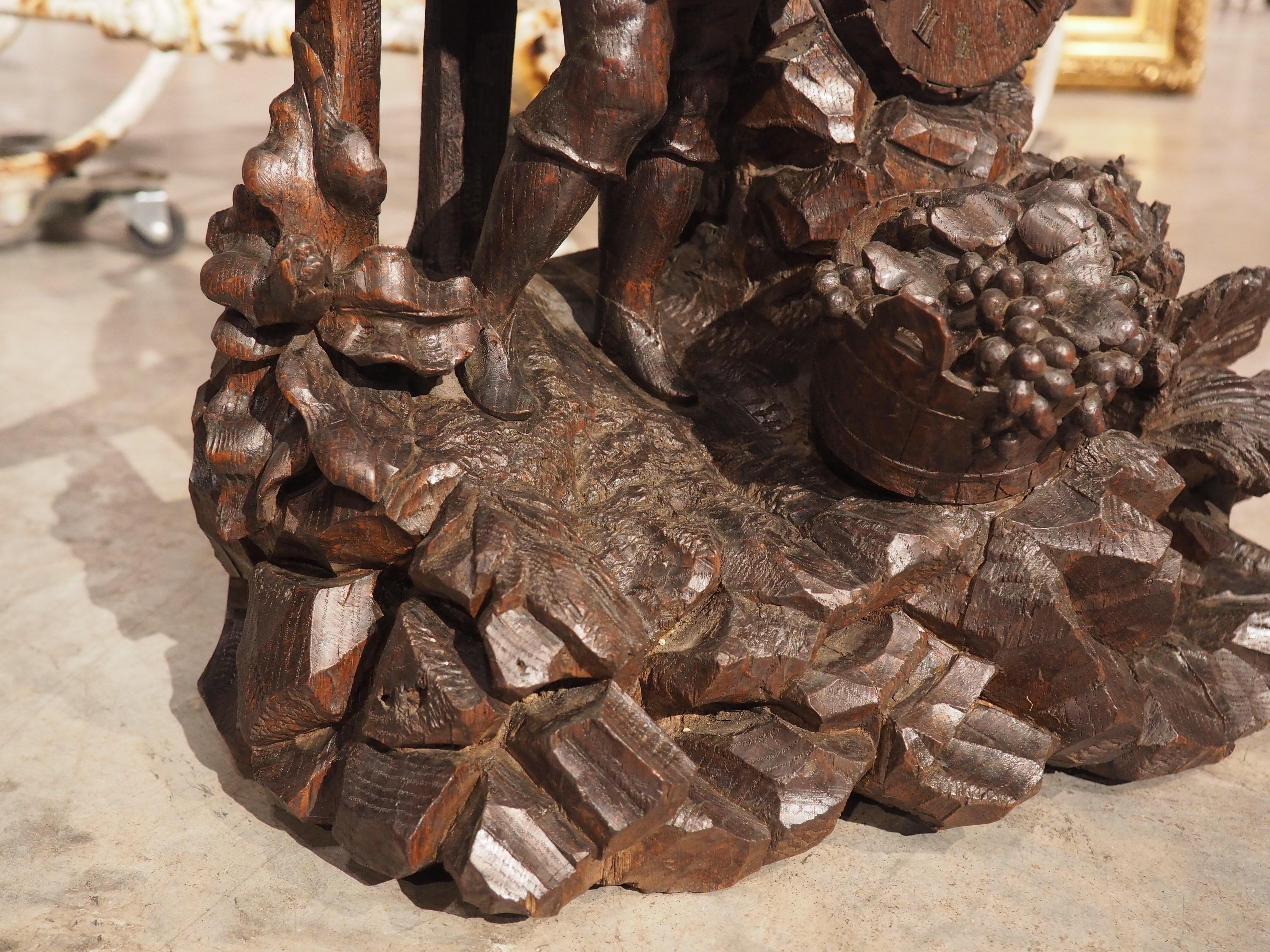 Scultura in legno di Oak francese del XIX secolo, altamente intagliata, raffigurante un uomo che raccoglie l'uva da vino in vendita 2