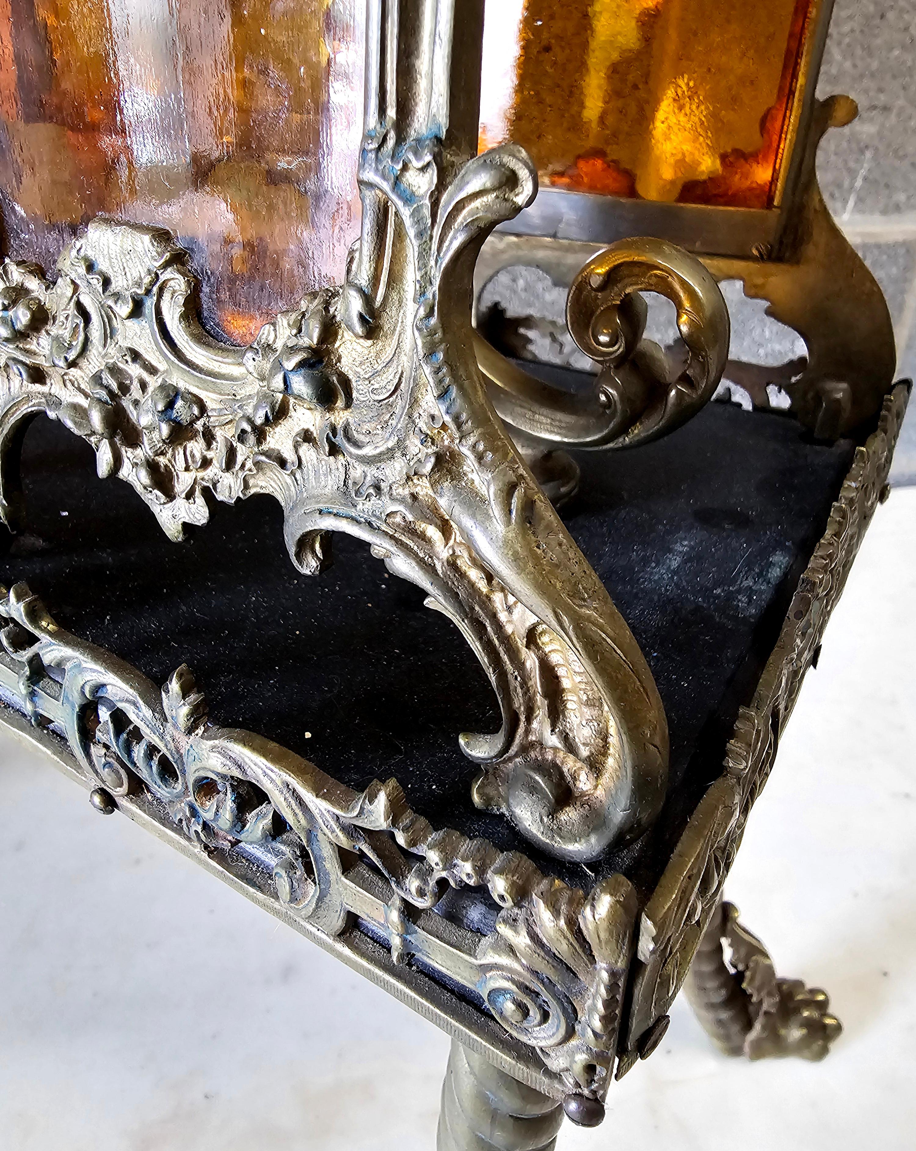 Porte-revues hautement décoratif du 19e siècle en bronze et verre de glace en vente 1