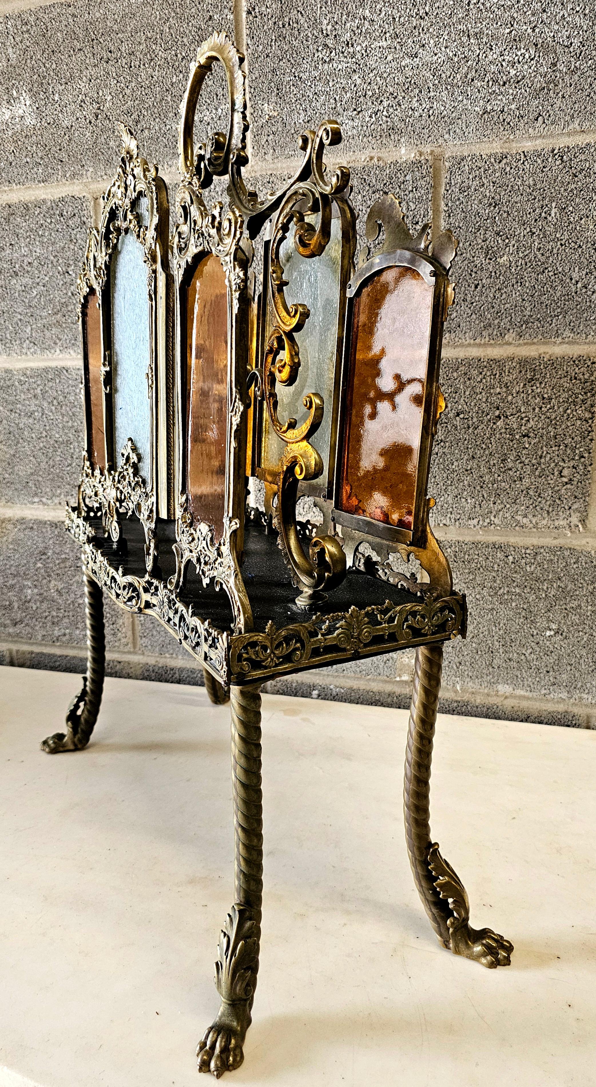 Porte-revues hautement décoratif du 19e siècle en bronze et verre de glace en vente 5