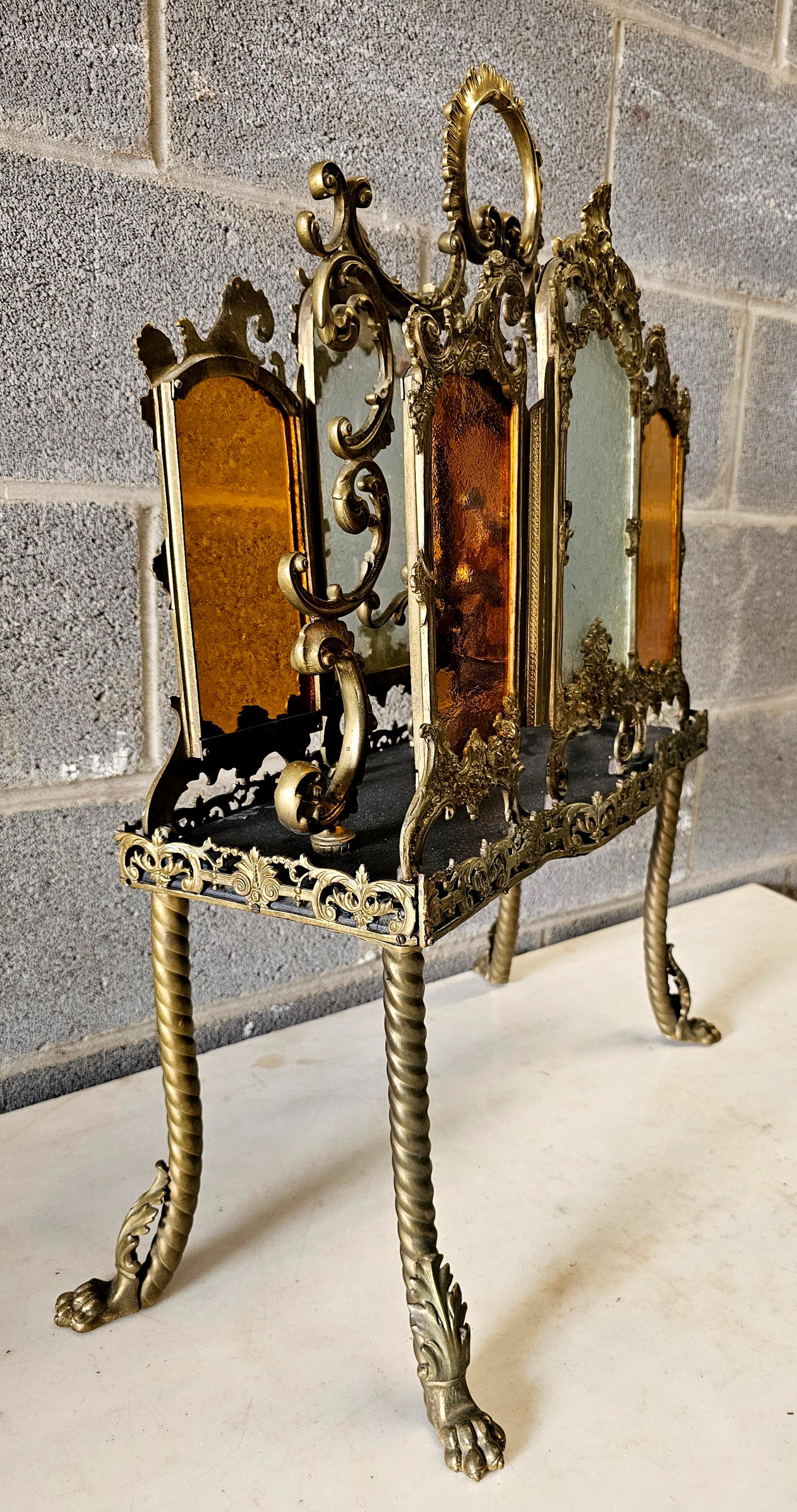 Porte-revues hautement décoratif du 19e siècle en bronze et verre de glace en vente 6