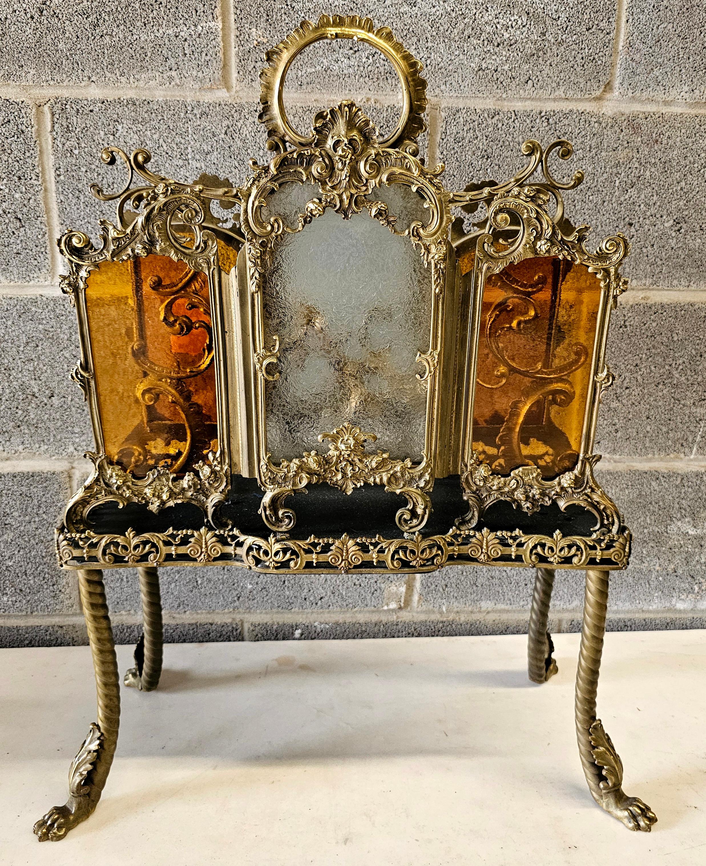 Un porte-revues unique et très décoratif en bronze et verre scorie. Mesure 18,5
