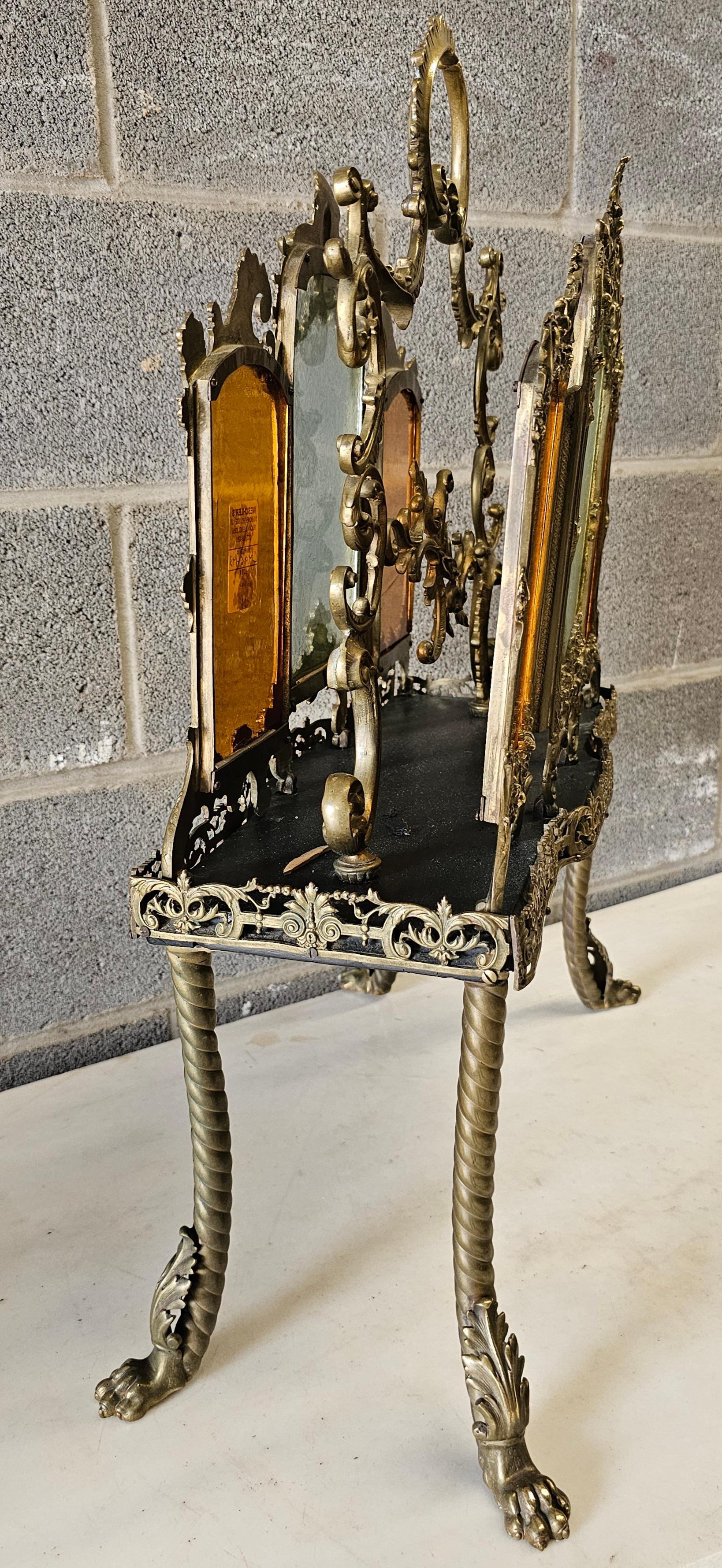 Louis XVI Porte-revues hautement décoratif du 19e siècle en bronze et verre de glace en vente