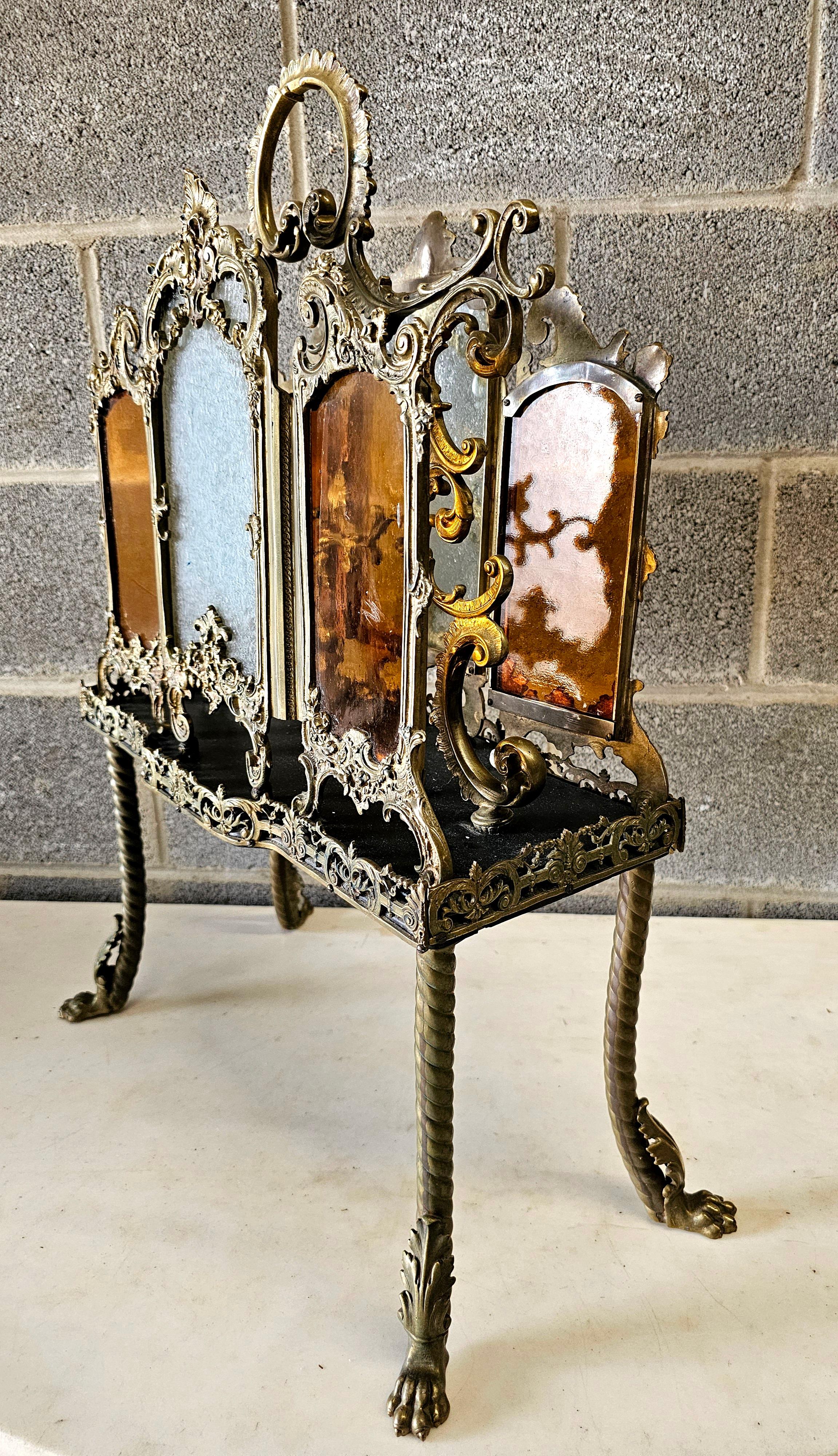 Porte-revues hautement décoratif du 19e siècle en bronze et verre de glace Bon état - En vente à Germantown, MD