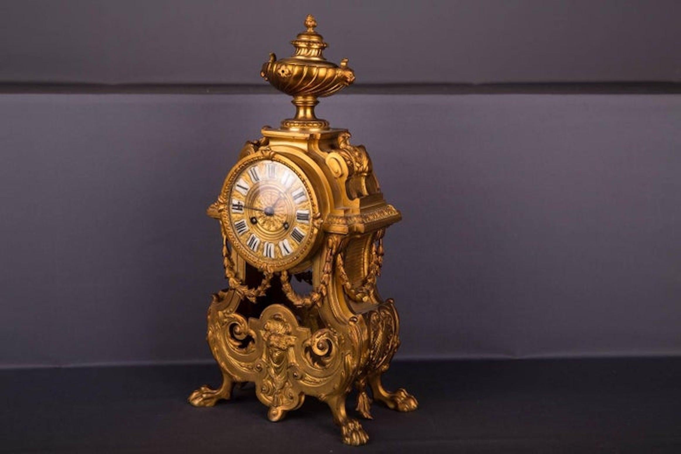 Watch case standing on 4 feet. Bronze case crowned with a decorated Amphora.
Digits sheet: Arabic / Roman
Very richly ornate corpus with lush ornaments. An absolute eye-catcher.
Clockwork works, but it should be checked.