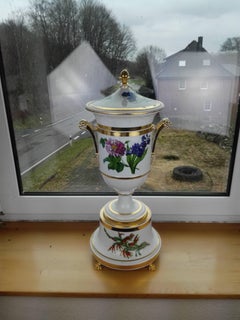 19th Century Historizism Potbury Lid Porcellain Vase Lorenz Hutschenreuther