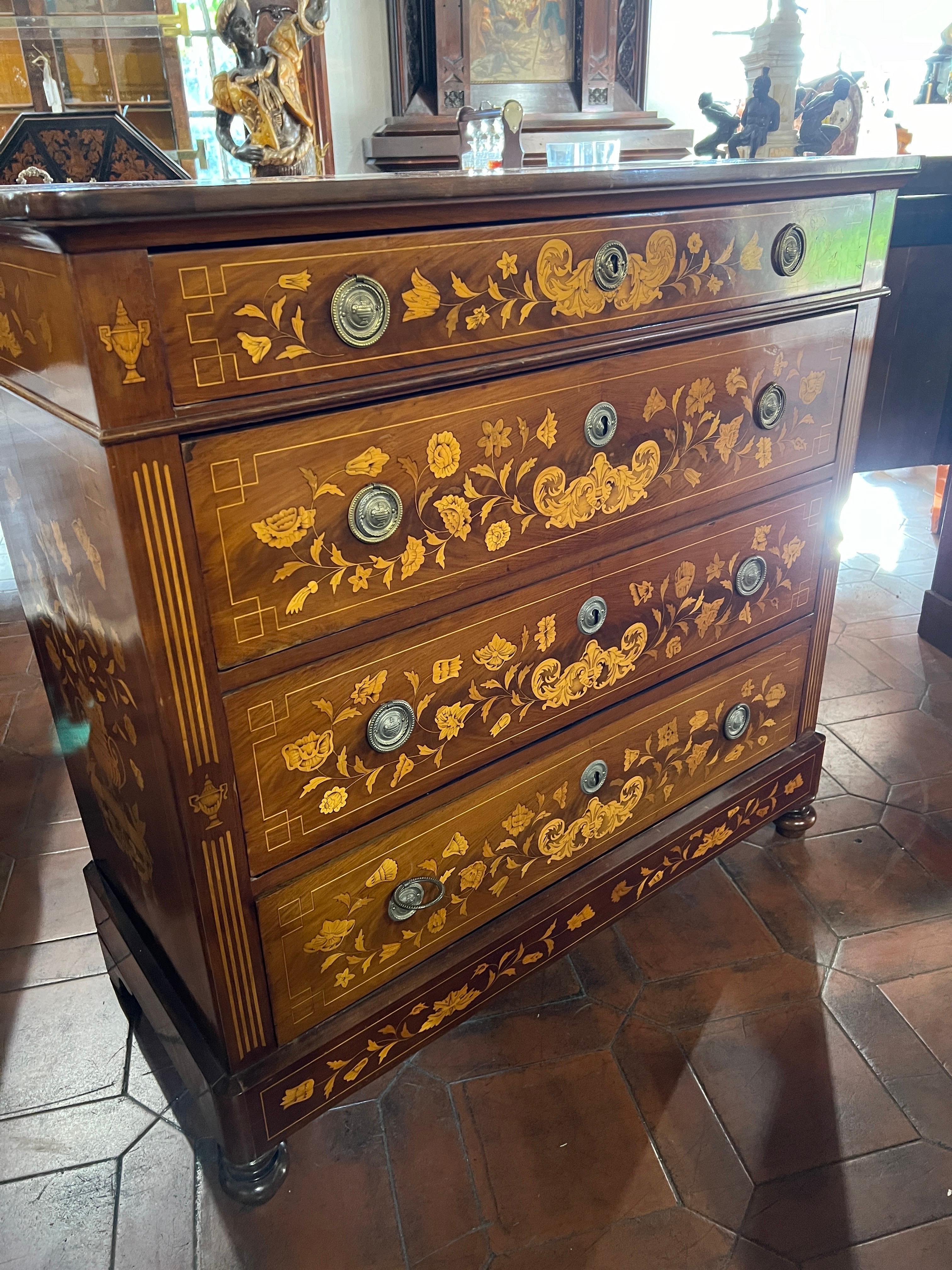 19th Century Holland Charles X Mahogany Inlaid Chest of Drawers 1820s In Good Condition In Roma, RM