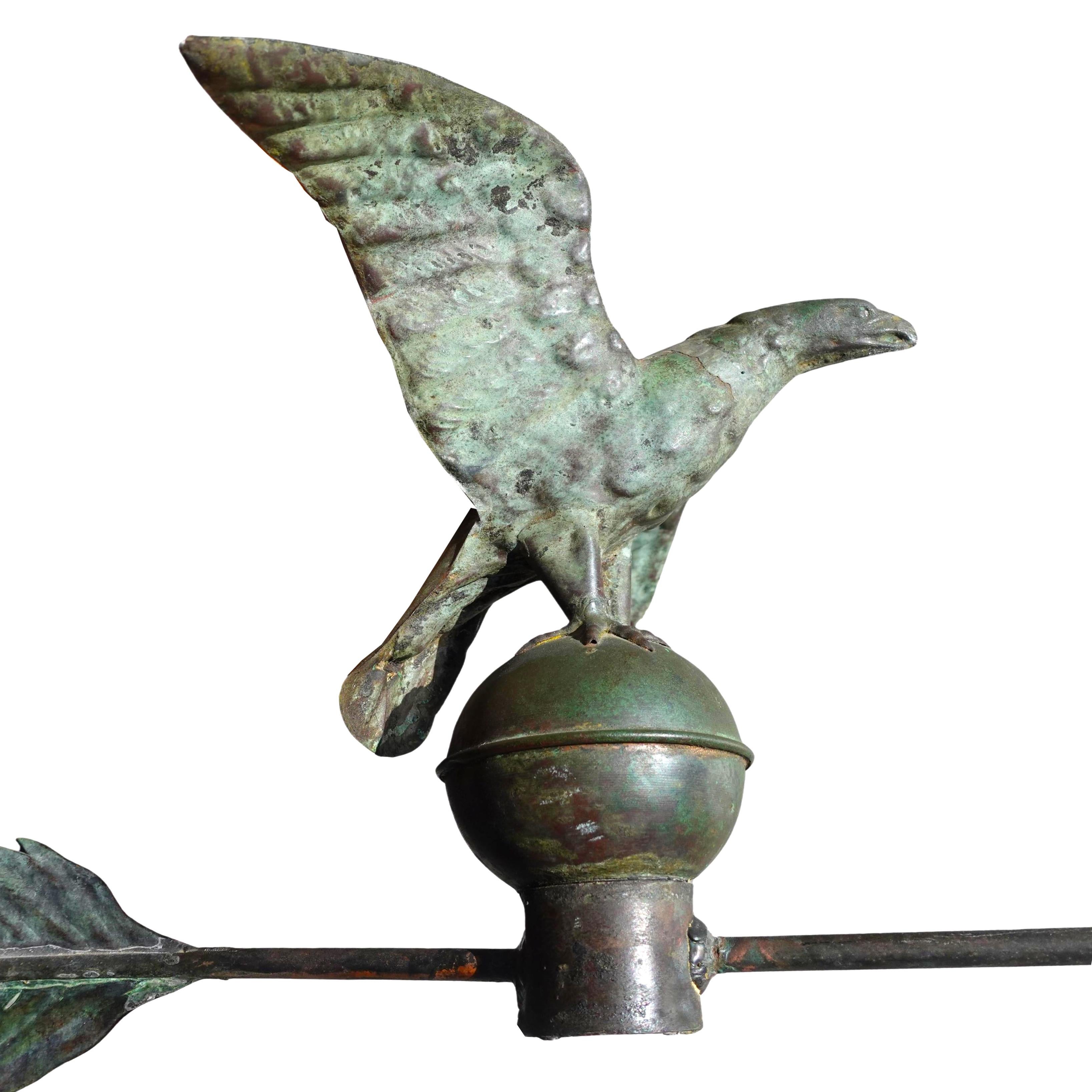 Girouette aigle à corps creux du 19e siècle

Anonyme
ca. 1870 ; probablement région de la Nouvelle-Angleterre, USA
Cuivre

Dimensions approximatives : 11,5 (h) x 23,5 (l) x 16 (p) in.

Cette girouette en cuivre moulé à corps creux et à patine