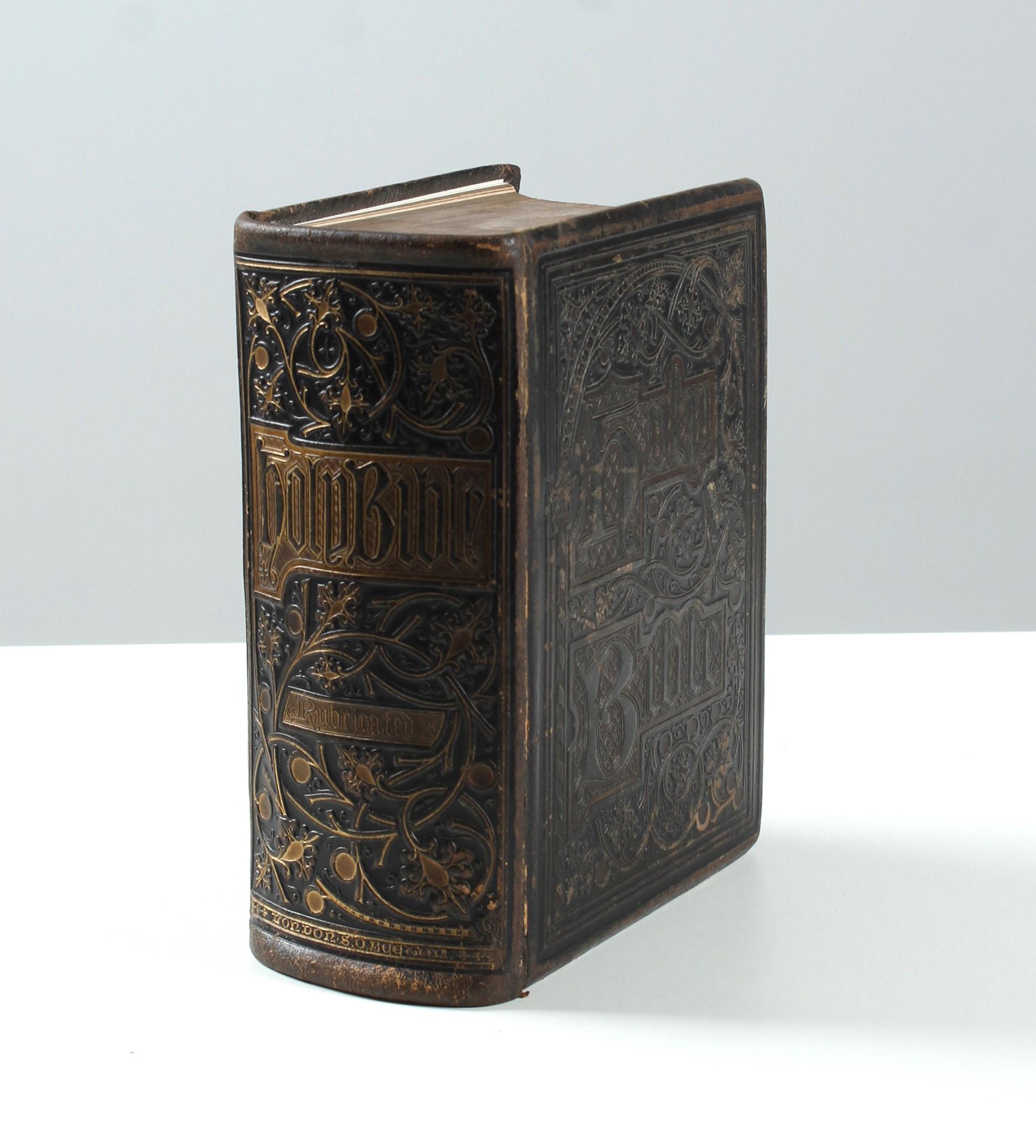 Well preserved antique Bible with numerous copper engravings. Heavy embossed leather binding. Dedication on the first page. Made around 1870.
New and Old Testament.
