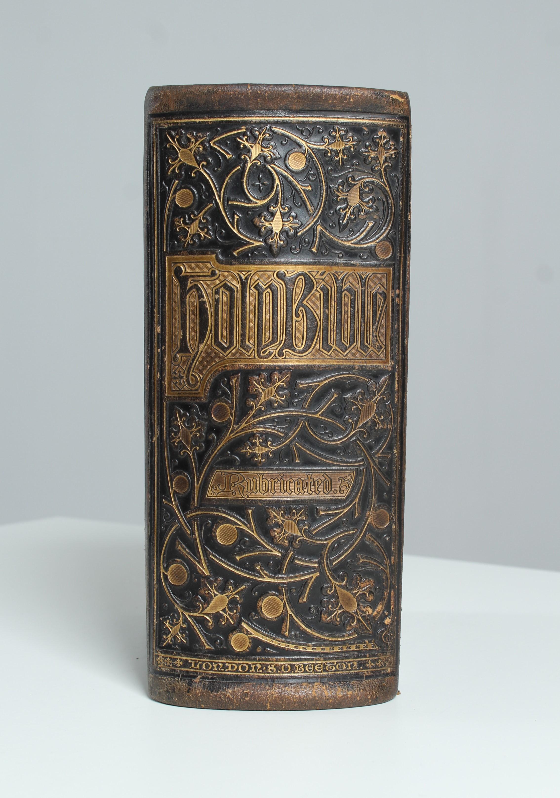 Bible du 19e siècle avec gravures en cuivre, reliure en cuir, vers 1870 Bon état à Greven, DE