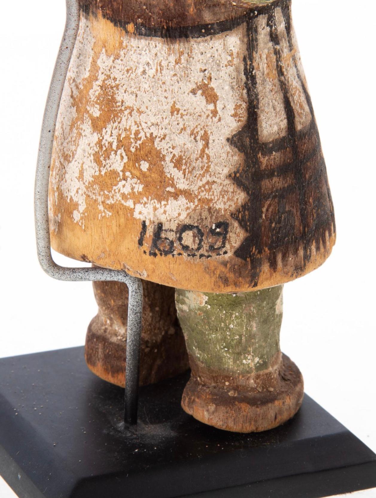 Hopi-Kachina-Figur aus geschnitztem und bemaltem Holz, 19. Jahrhundert (Indigene Kunst (Nord-/Südamerika)) im Angebot