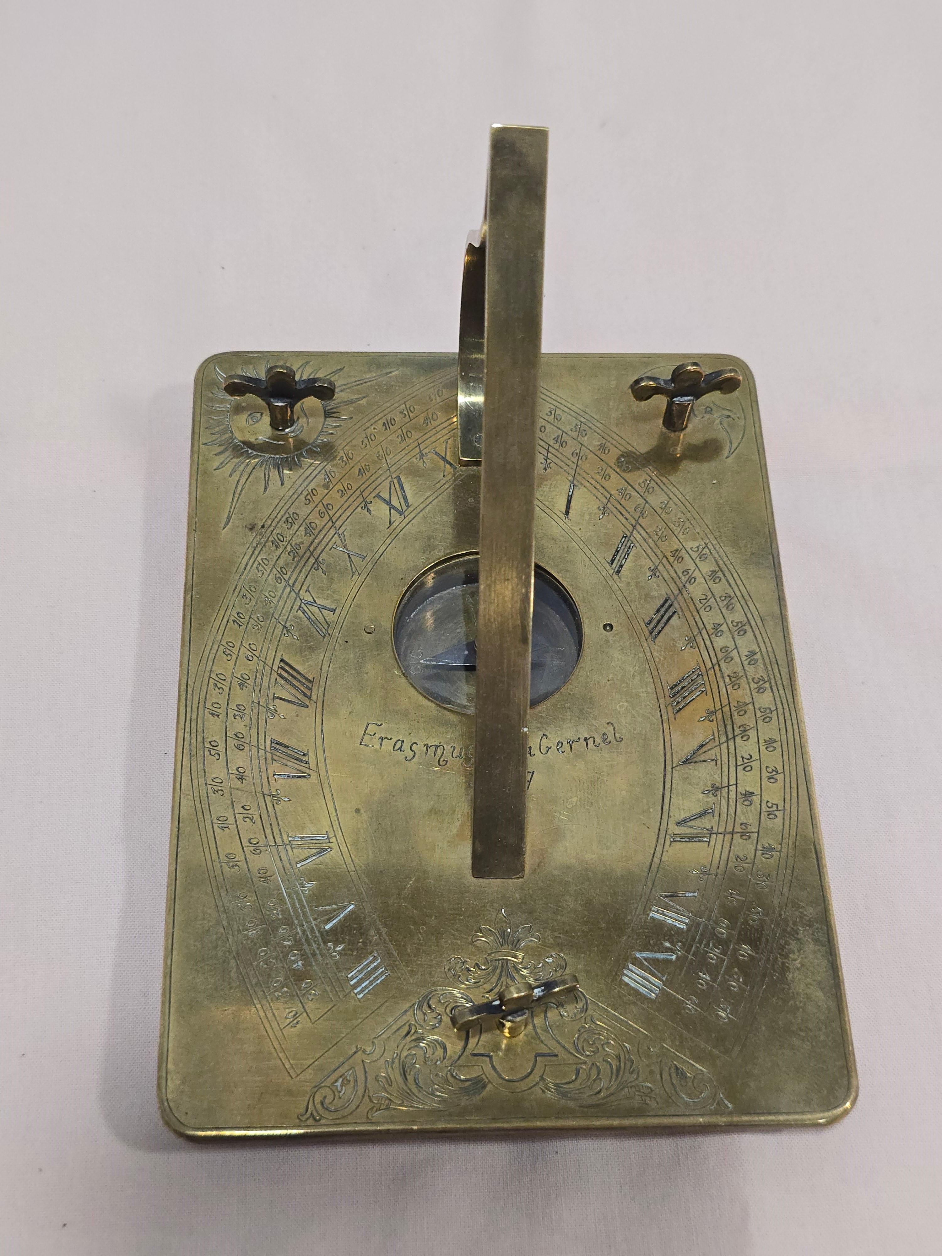 
Cadran solaire horizontal du XIXe siècle, en bronze, inspiré des dessins d'Erasmus Habermel (ca. 1538-1606, Prague), l'un des plus célèbres fabricants d'instruments de la fin de la Renaissance.

Cette pièce reflète fidèlement la précision